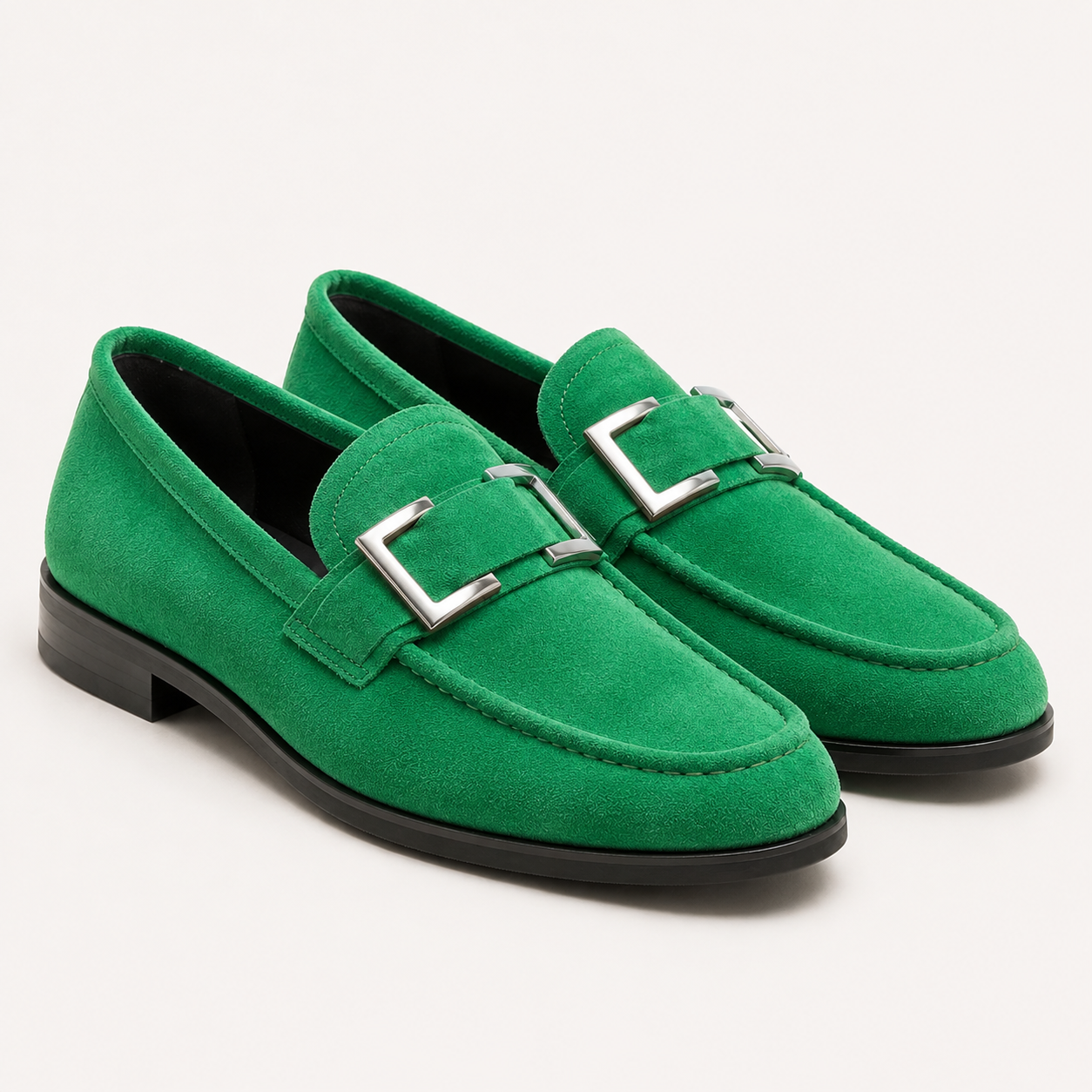 Herren Loafer aus Veloursleder – Smaragdgrün | Slipper mit Metallschließe