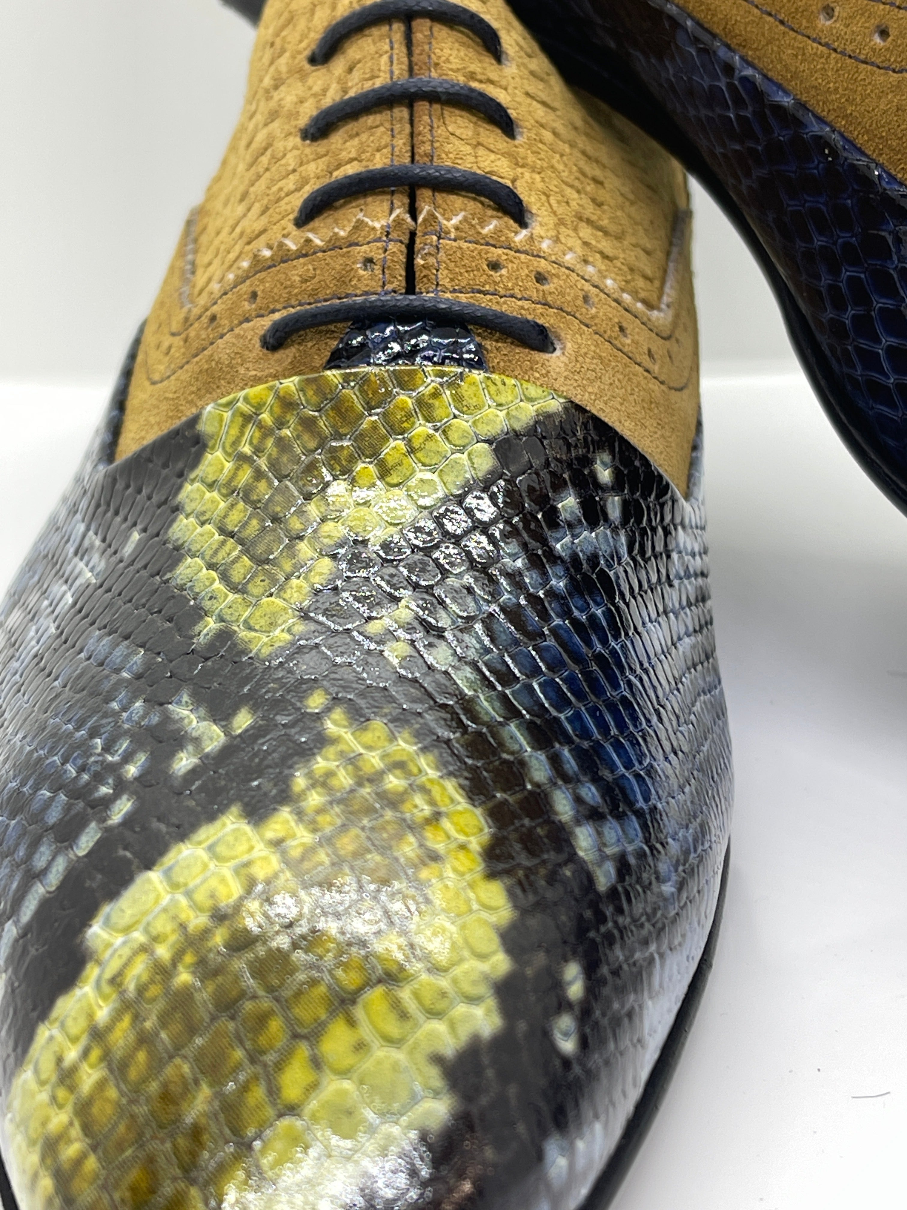 Handgemachter, extravaganter Herrenschuh mit Krokoprägung, Freizeitschuh, echtes Leder, blau-gelb-cognac