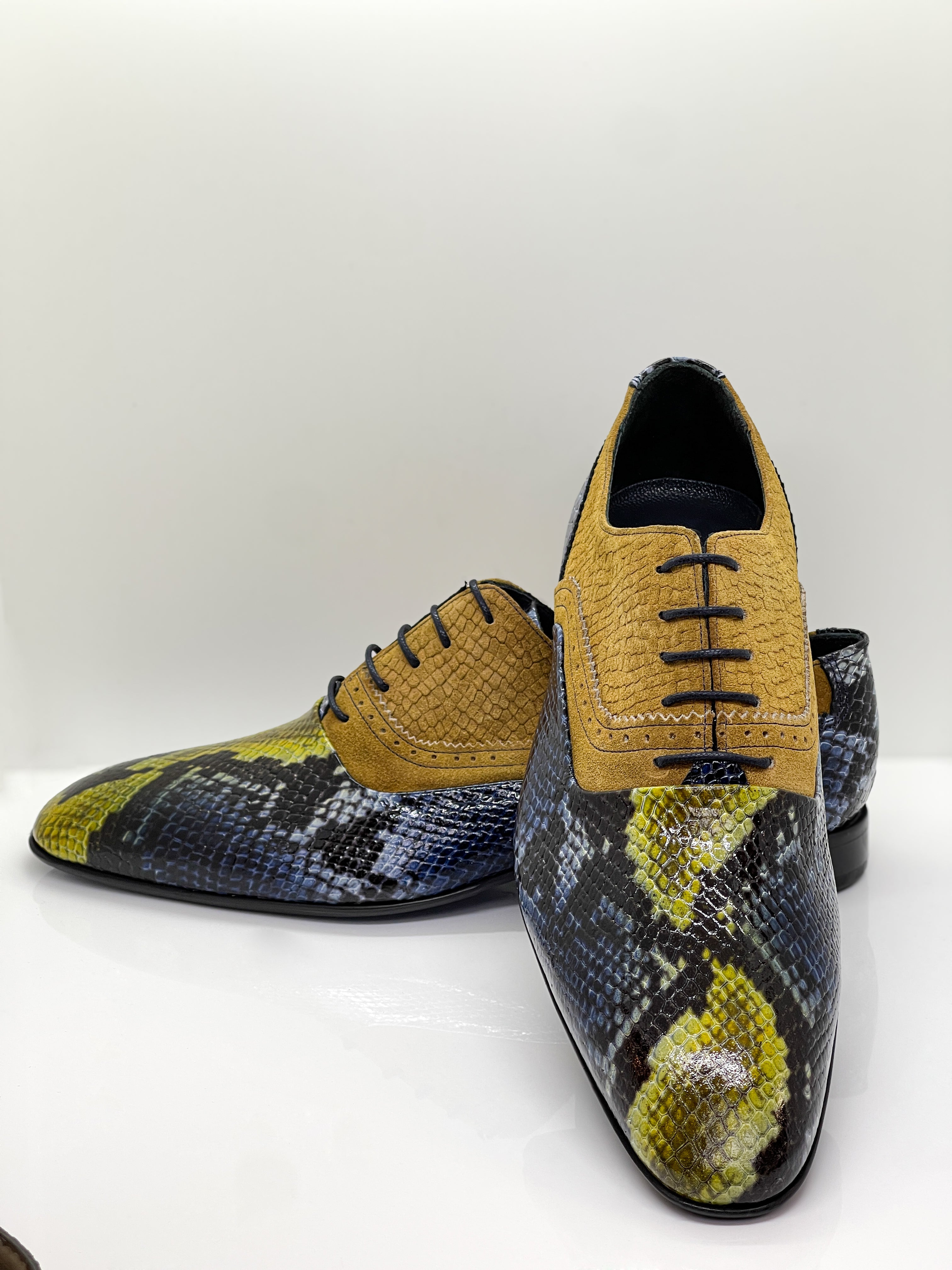 Handgemachter, extravaganter Herrenschuh mit Krokoprägung, Freizeitschuh, echtes Leder, blau-gelb-cognac