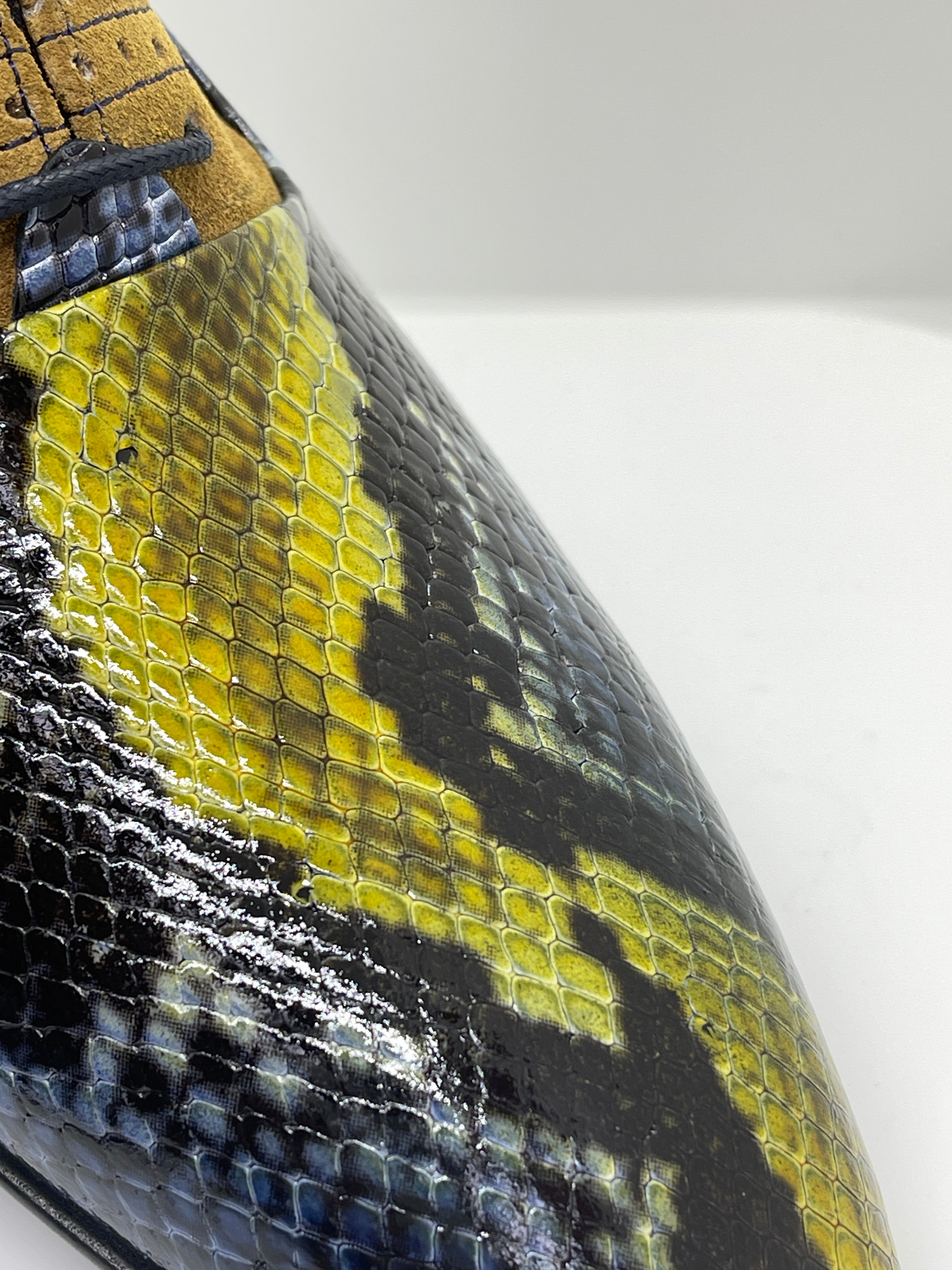 Handgemachter, extravaganter Herrenschuh mit Krokoprägung, Freizeitschuh, echtes Leder, blau-gelb-cognac