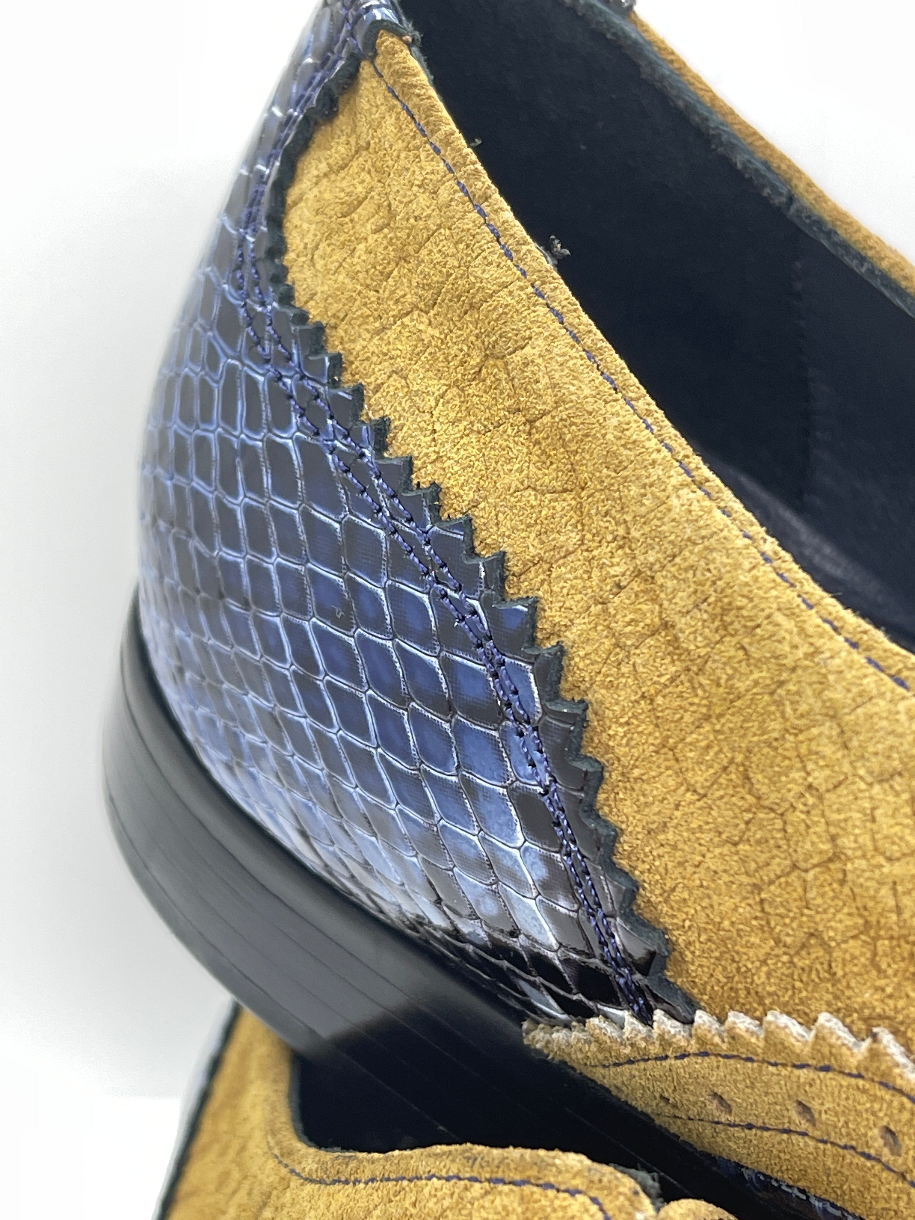 Handgemachter, extravaganter Herrenschuh mit Krokoprägung, Freizeitschuh, echtes Leder, blau-gelb-cognac