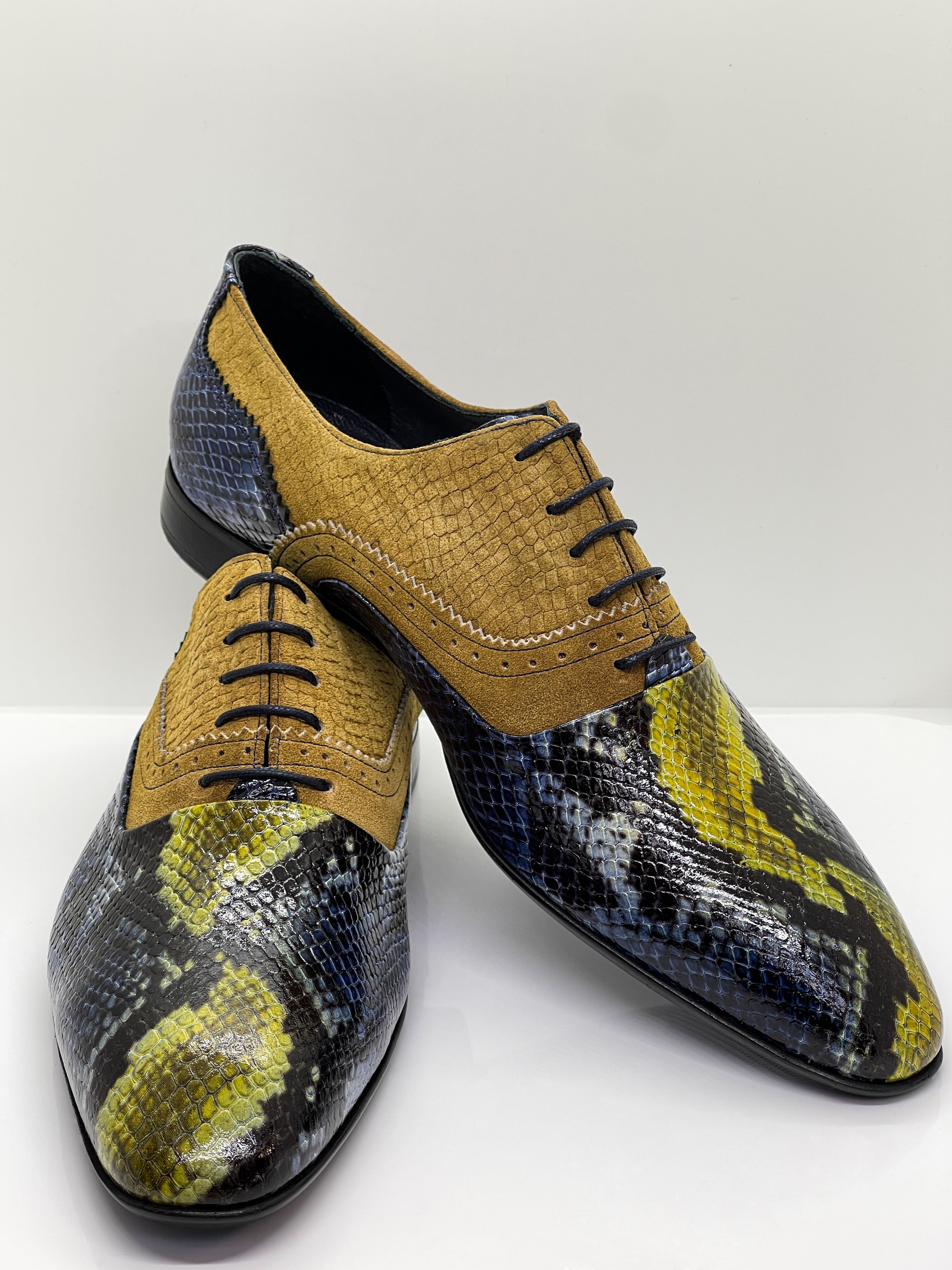 Handgemachter, extravaganter Herrenschuh mit Krokoprägung, Freizeitschuh, echtes Leder, blau-gelb-cognac