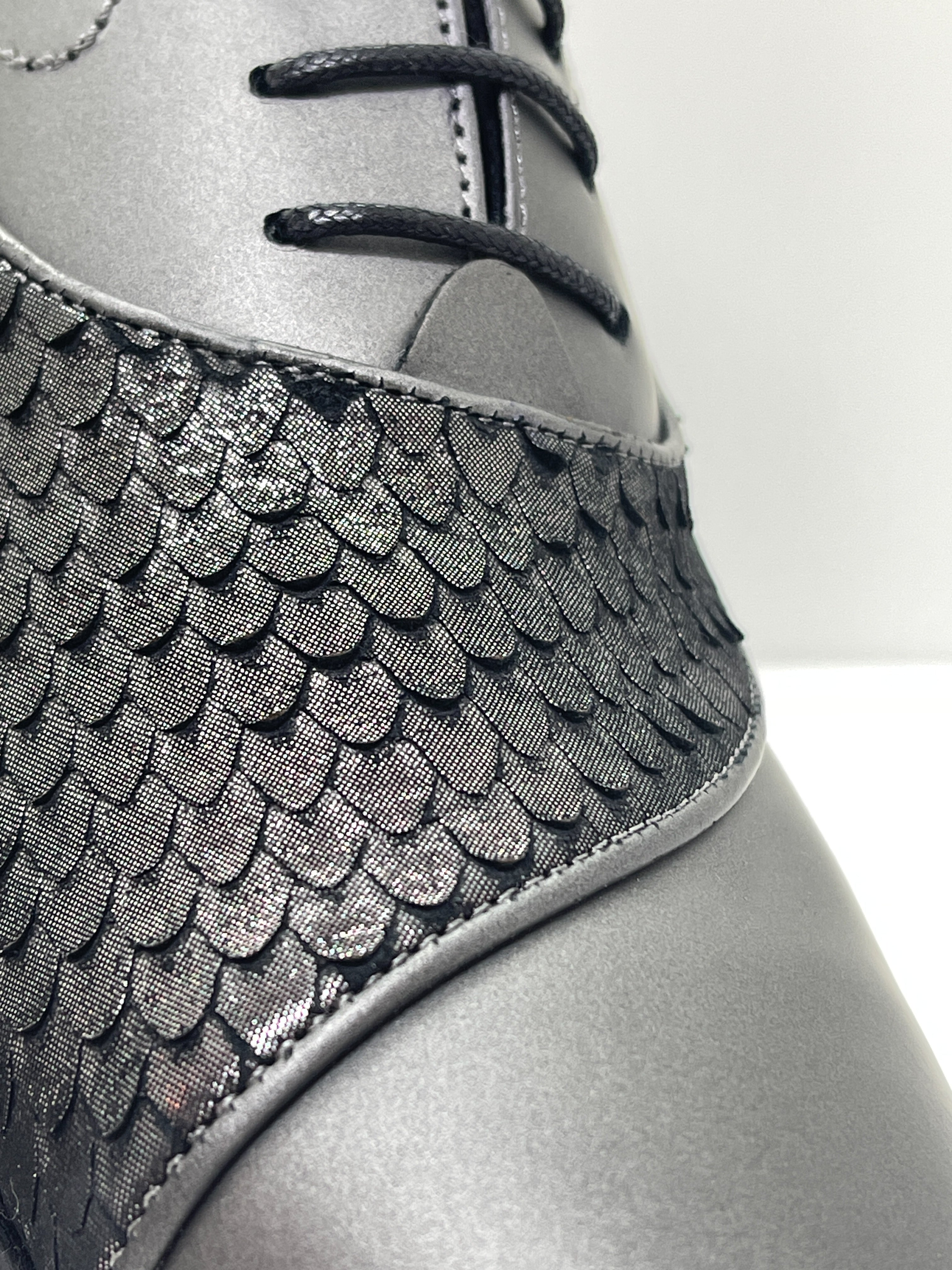 Handgemachter Herrenschuh mit Patchworkeinsatz, glänzende Phythonprägung, grau