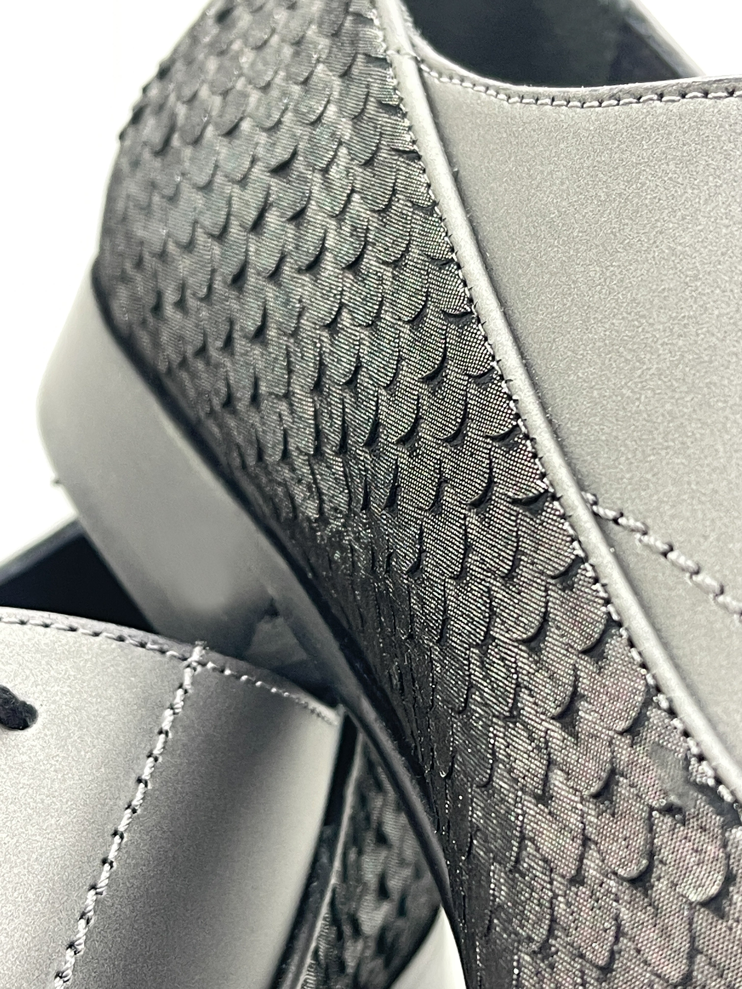 Handgemachter Herrenschuh mit Patchworkeinsatz, glänzende Phythonprägung, grau