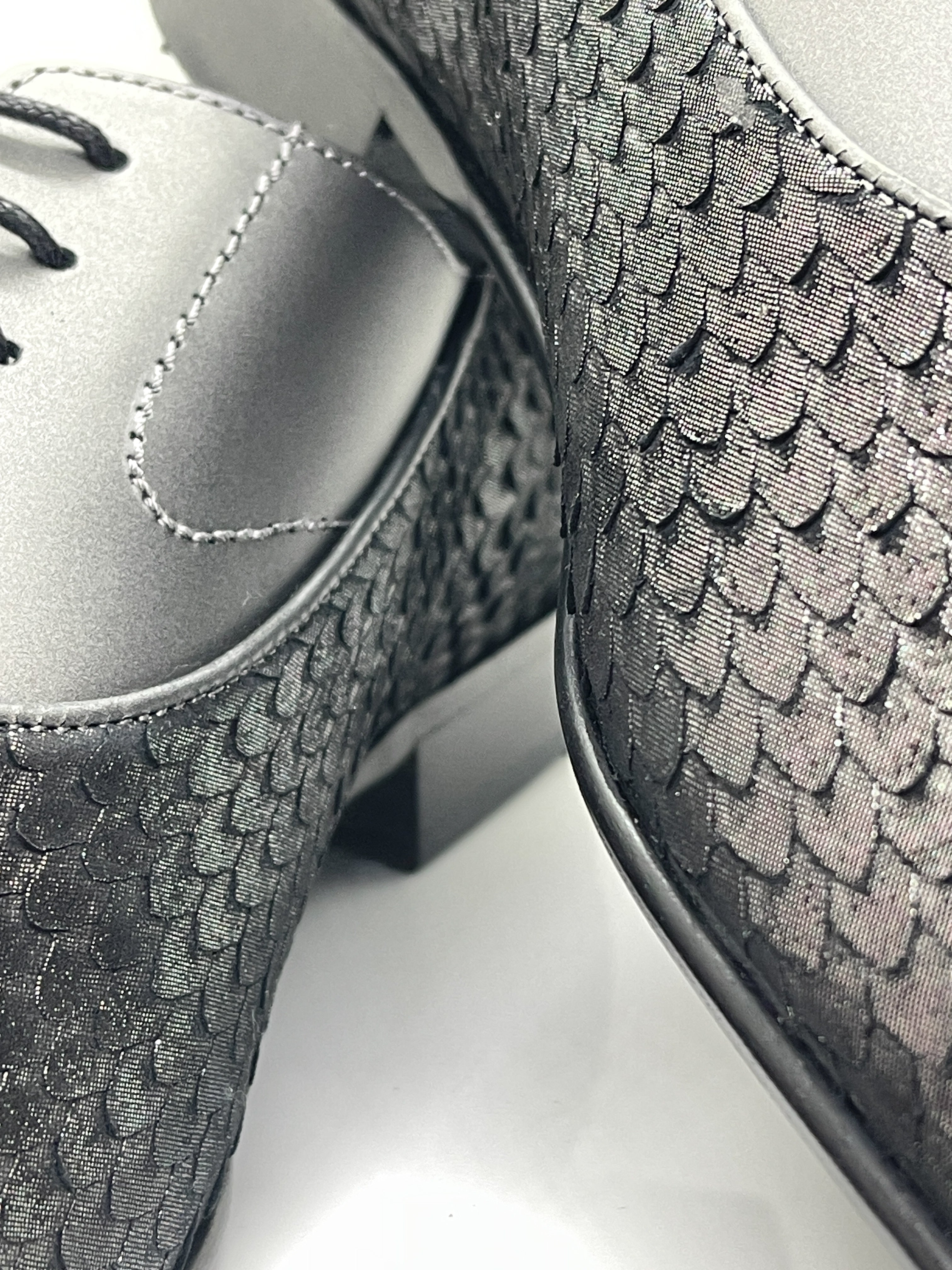 Handgemachter Herrenschuh mit Patchworkeinsatz, glänzende Phythonprägung, grau