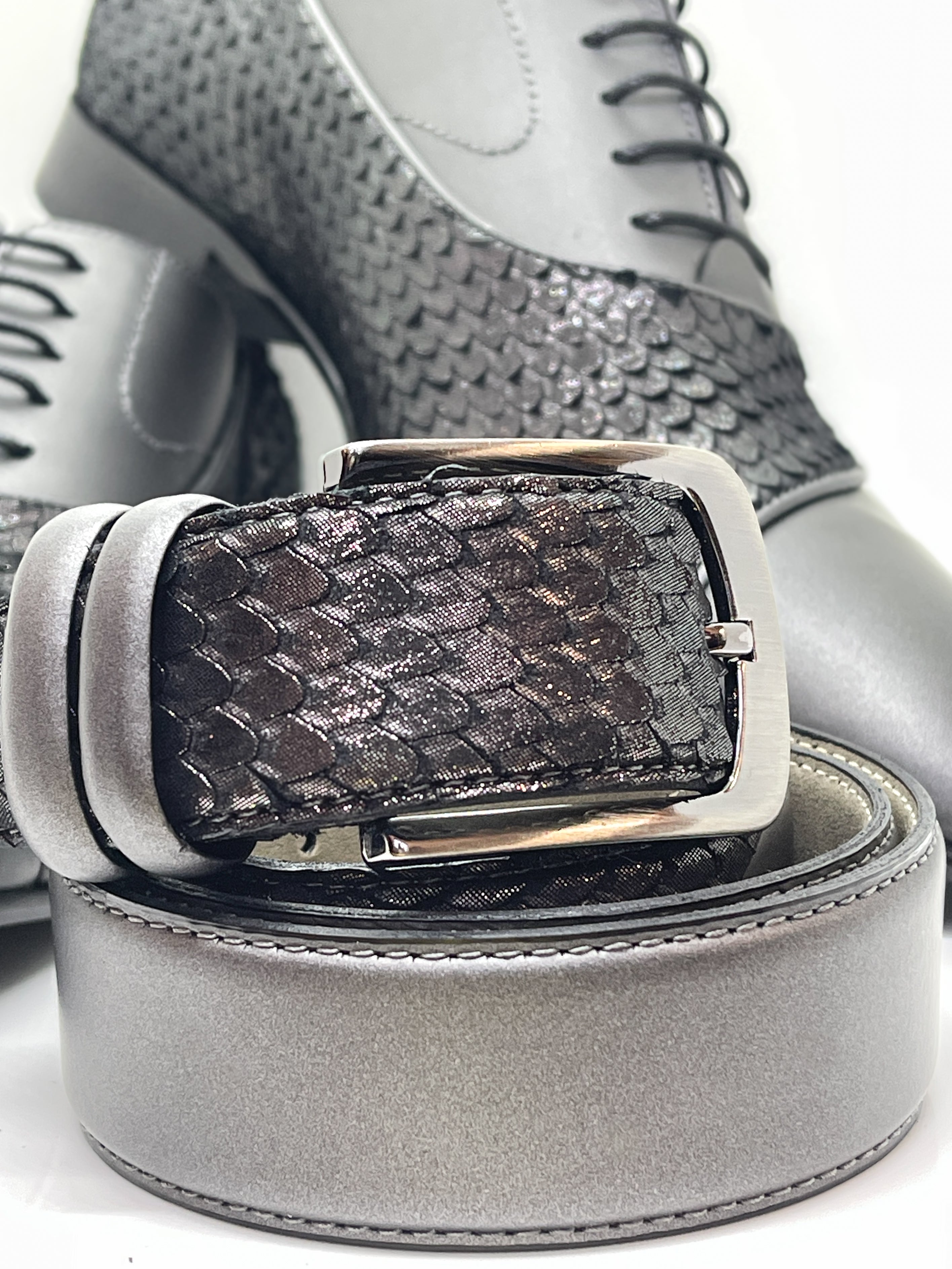 Handgemachter Herrenschuh mit Patchworkeinsatz, glänzende Phythonprägung, grau