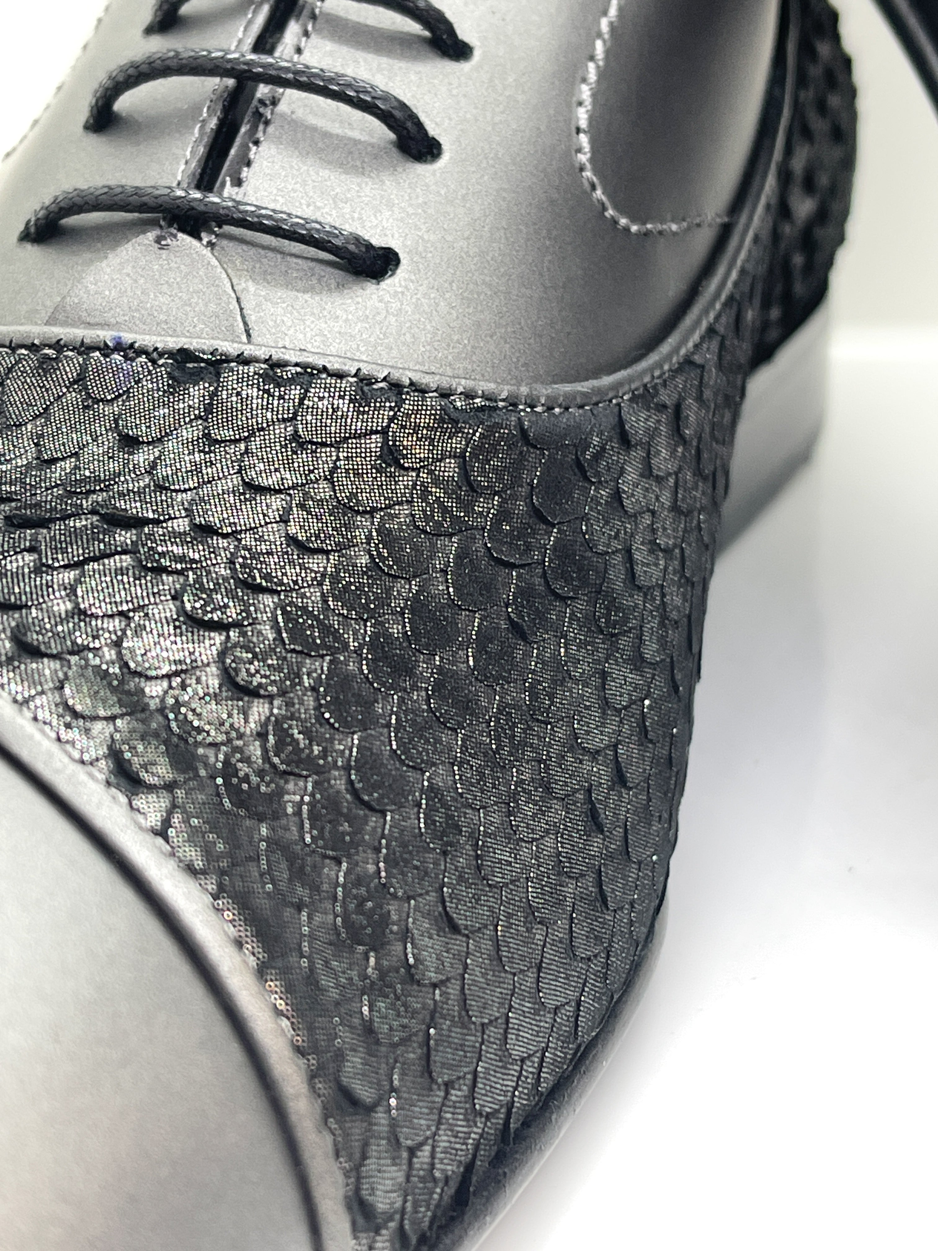 Handgemachter Herrenschuh mit Patchworkeinsatz, glänzende Phythonprägung, grau