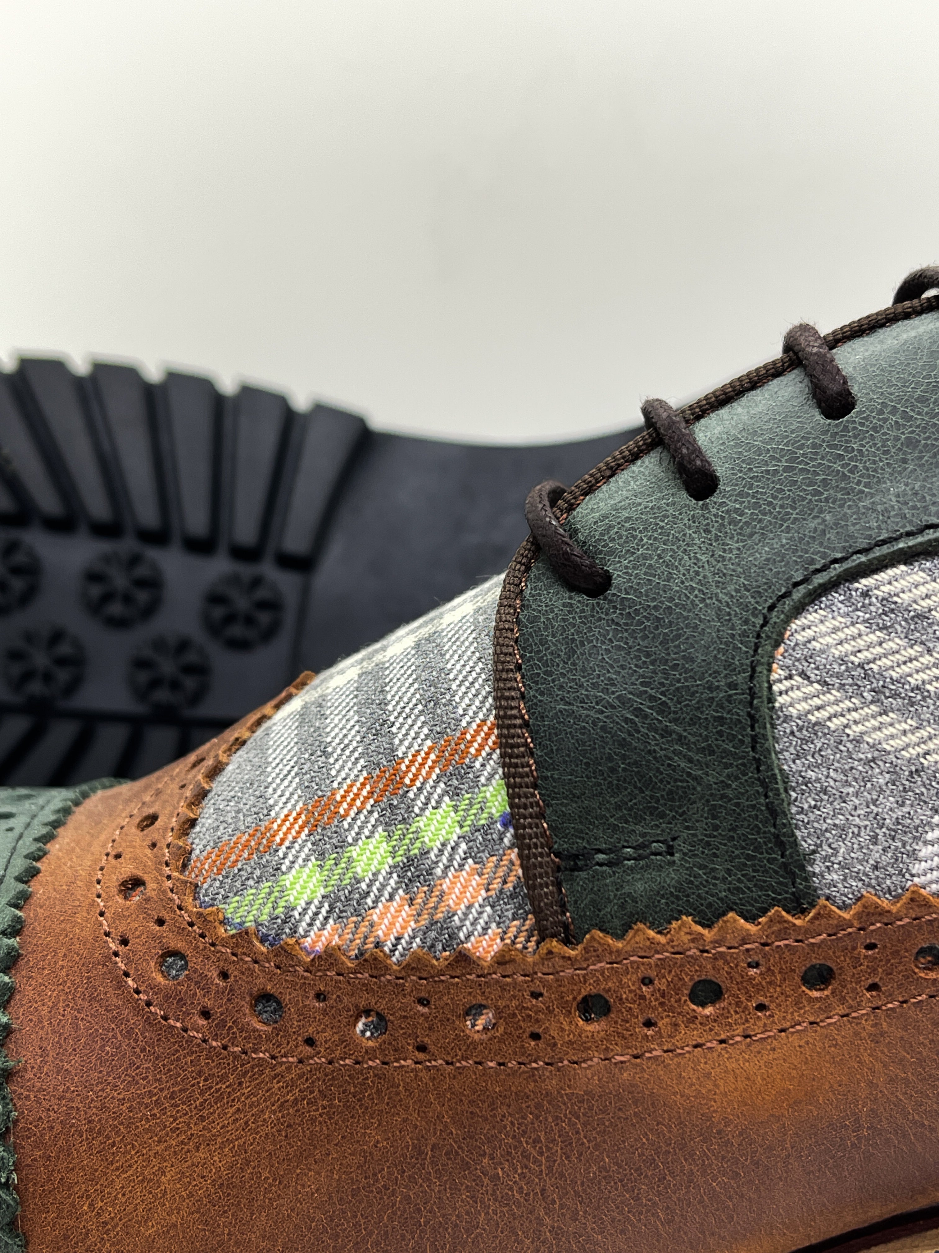 Handgemachter Herrenschuh, Freizeitschuh im Budapester Style, Bohemian, Patchwork, grün/terracotta, Kariert