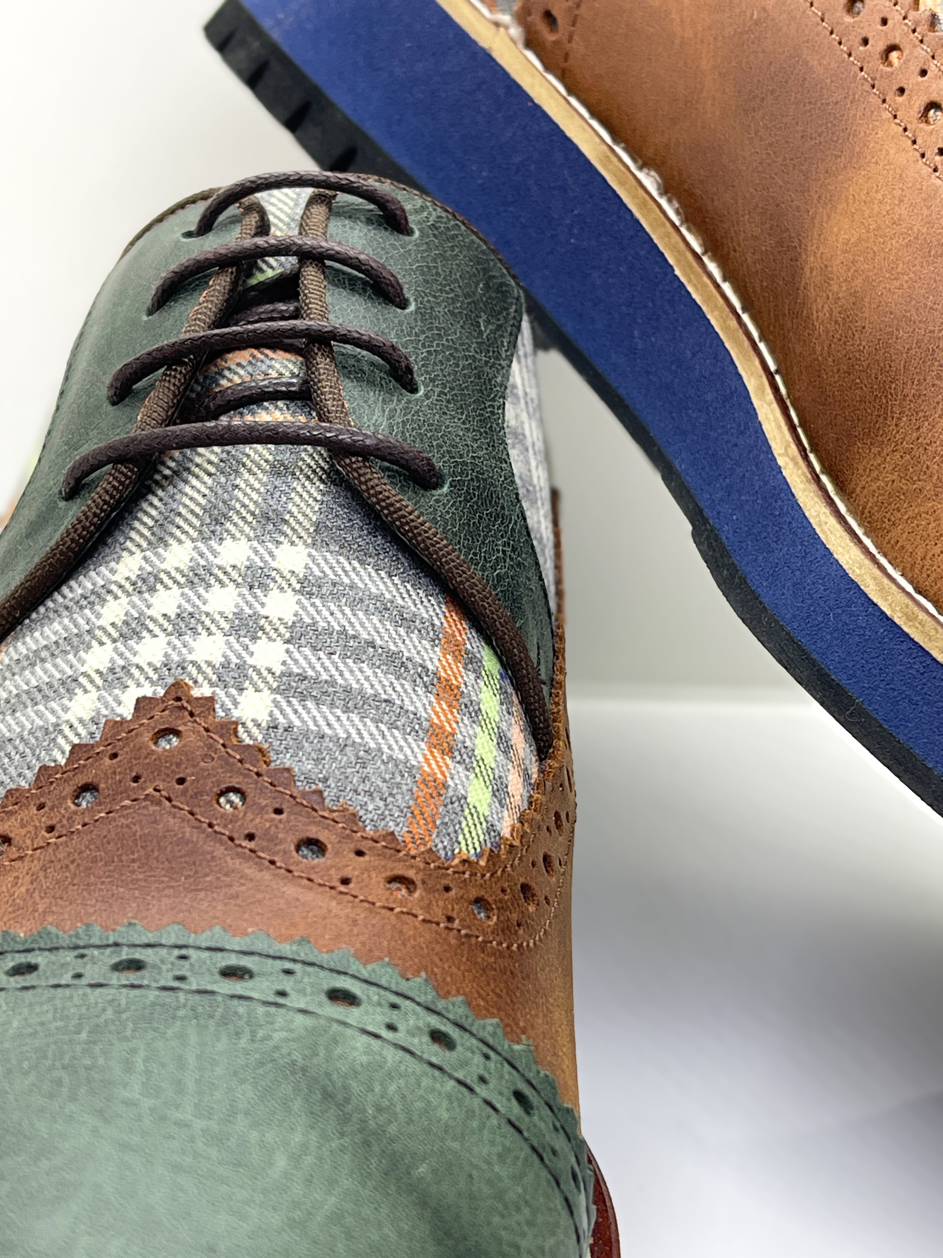 Handgemachter Herrenschuh, Freizeitschuh im Budapester Style, Bohemian, Patchwork, grün/terracotta, Kariert