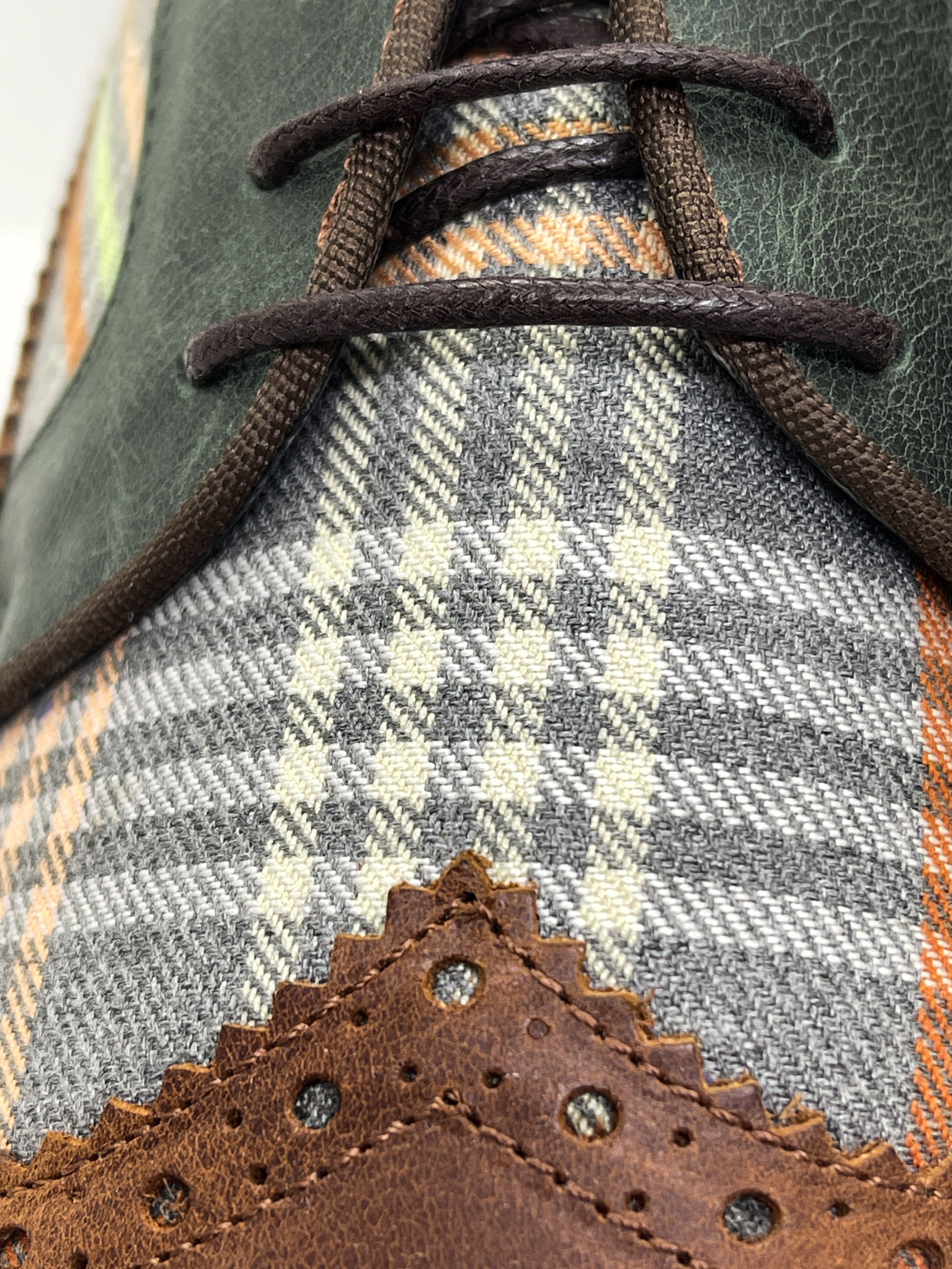 Handgemachter Herrenschuh, Freizeitschuh im Budapester Style, Bohemian, Patchwork, grün/terracotta, Kariert