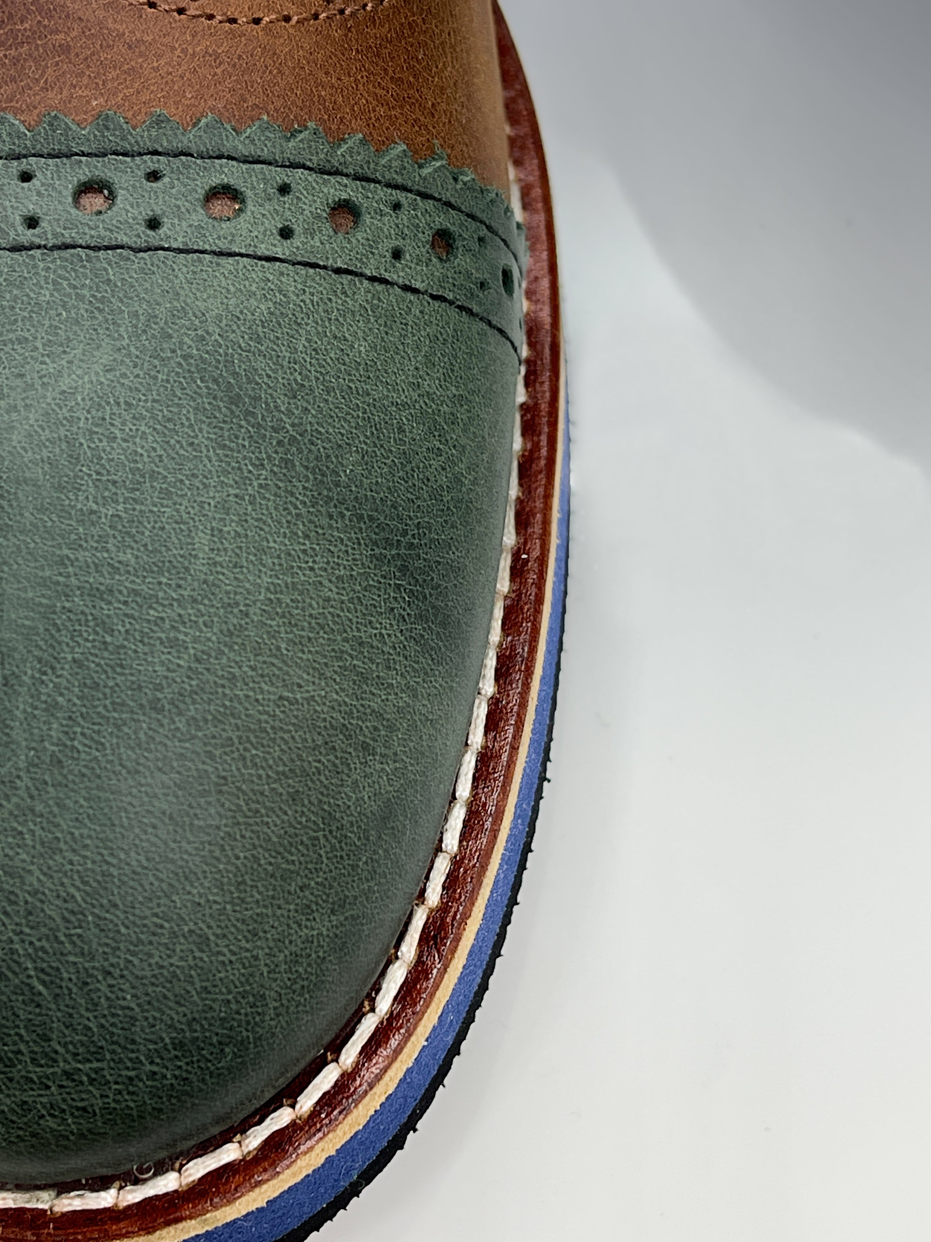 Handgemachter Herrenschuh, Freizeitschuh im Budapester Style, Bohemian, Patchwork, grün/terracotta, Kariert