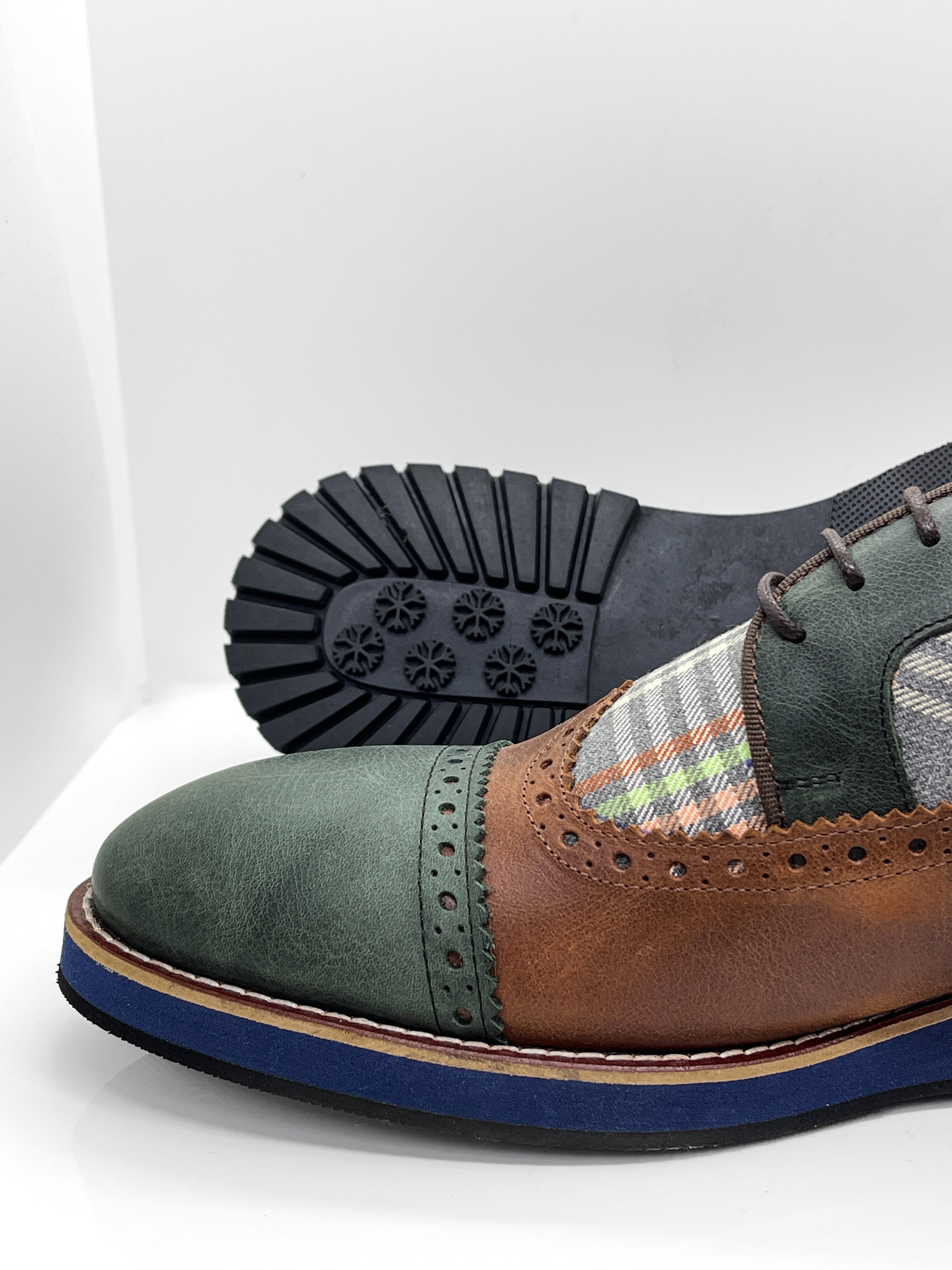 Handgemachter Herrenschuh, Freizeitschuh im Budapester Style, Bohemian, Patchwork, grün/terracotta, Kariert