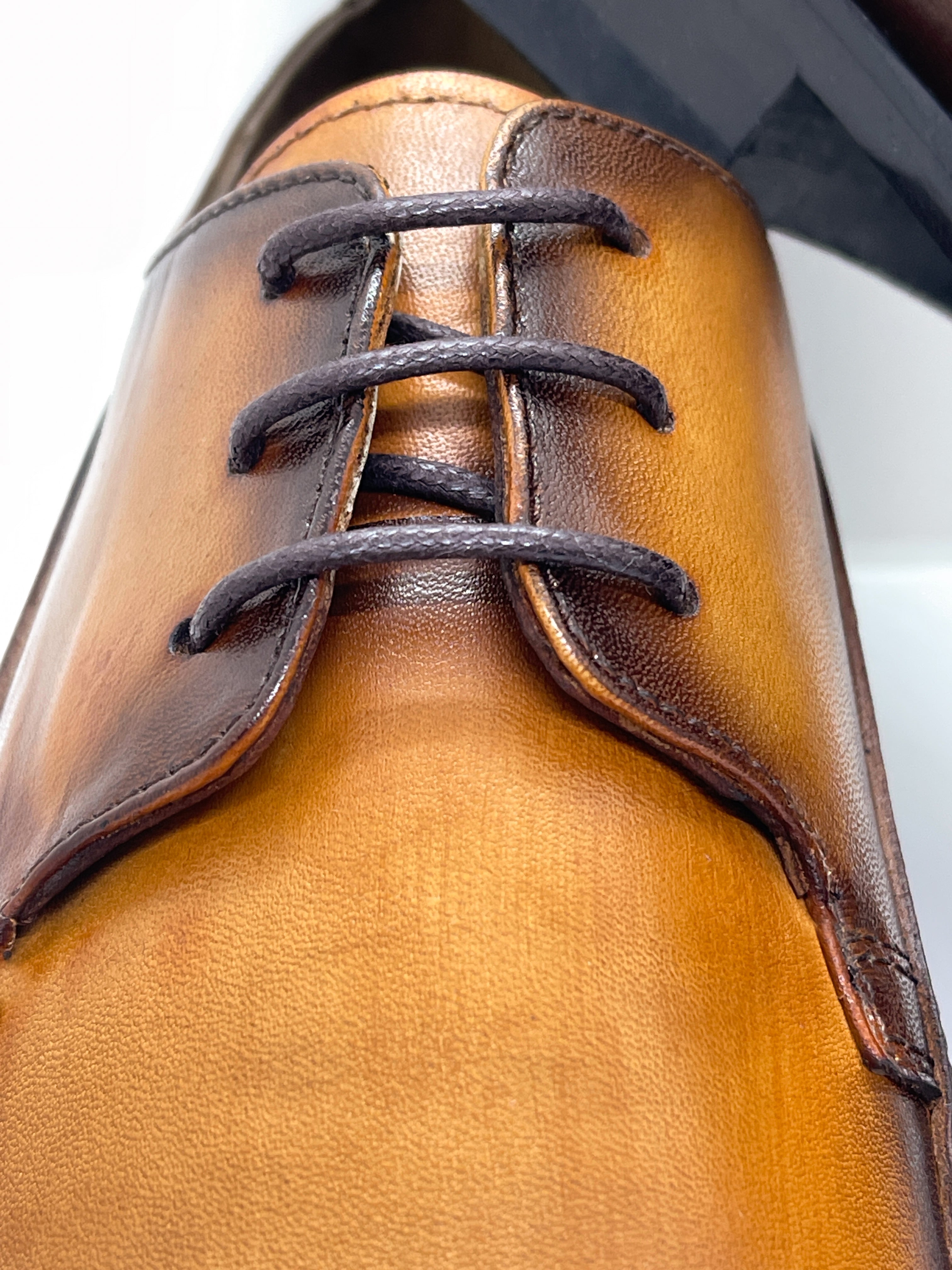 Handgemachter, eleganter Herrenschuh, patiniert, cognac-braun, echtes Leder