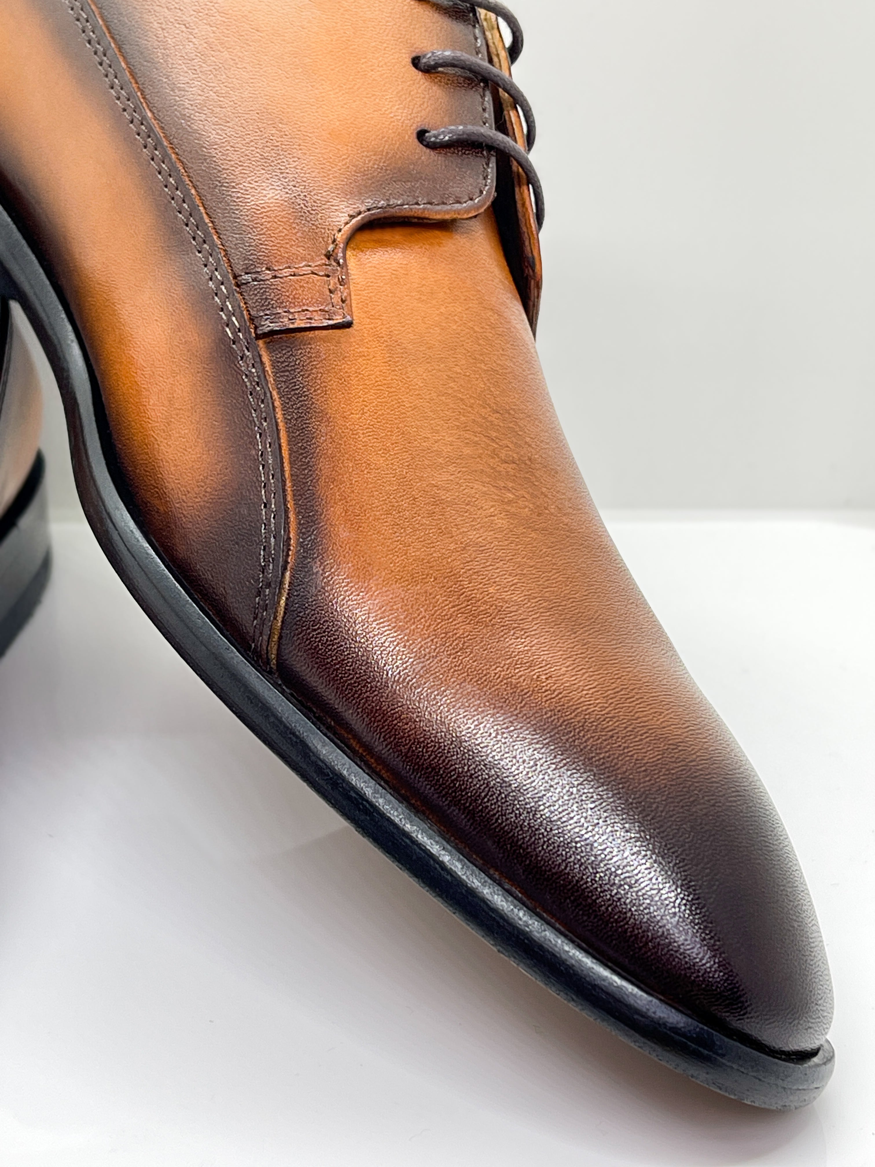 Handgemachter, eleganter Herrenschuh, patiniert, cognac-braun, echtes Leder
