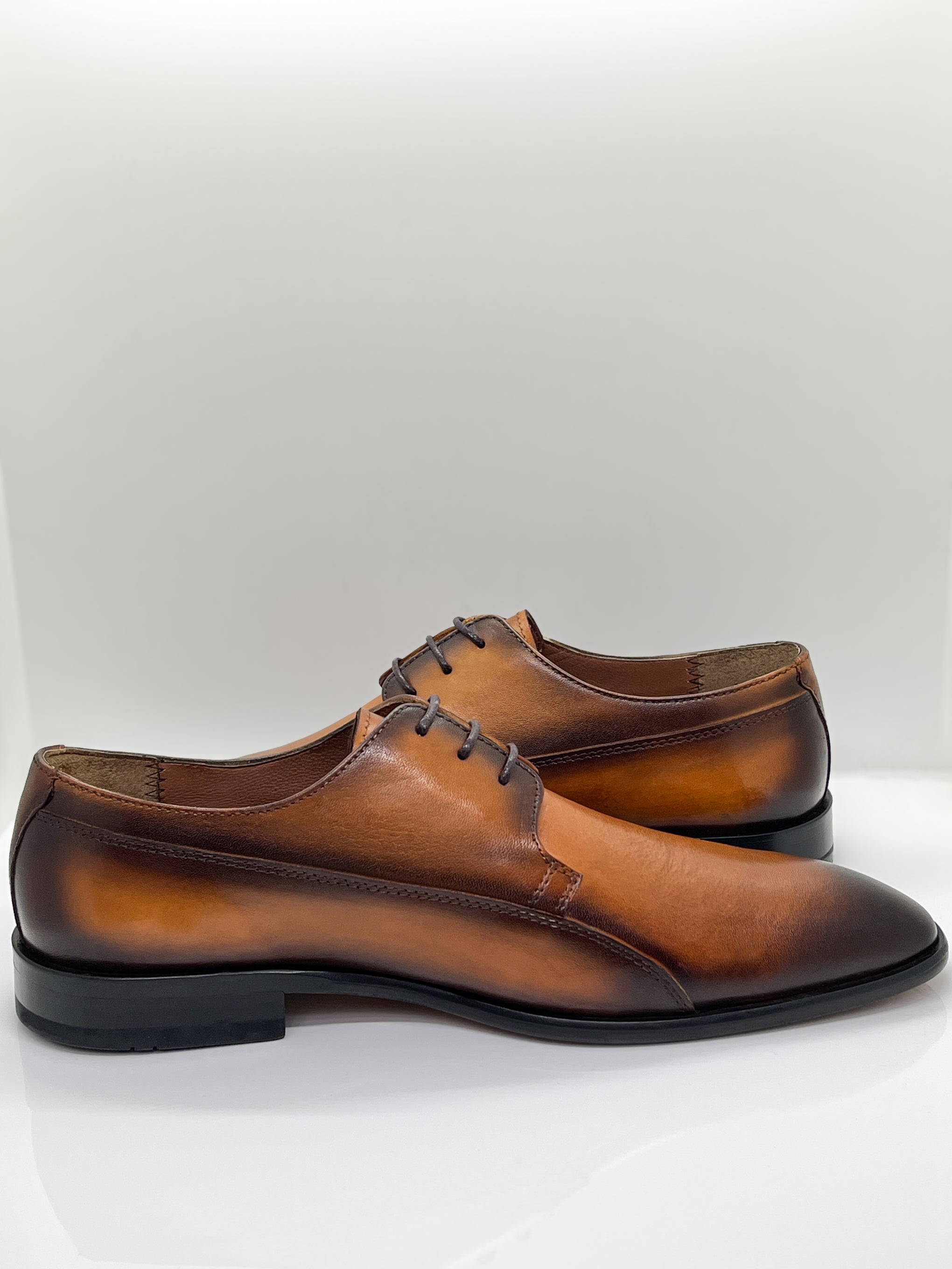 Handgemachter, eleganter Herrenschuh, patiniert, cognac-braun, echtes Leder