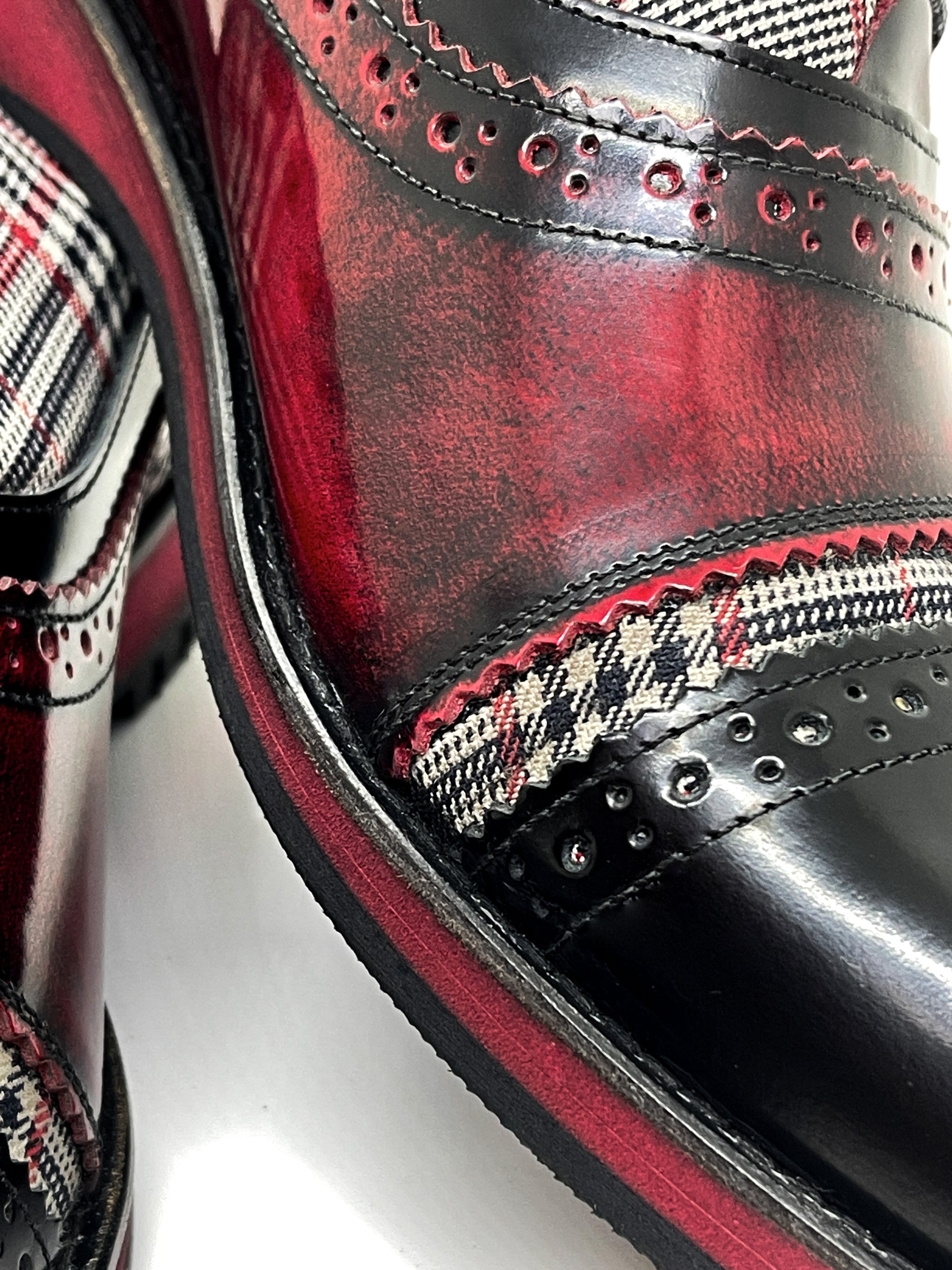 Handgemachter Herrenschuh, Freizeitschuh im Budapester Style, Bohemian, Patchwork, schwarz-rot_kariert