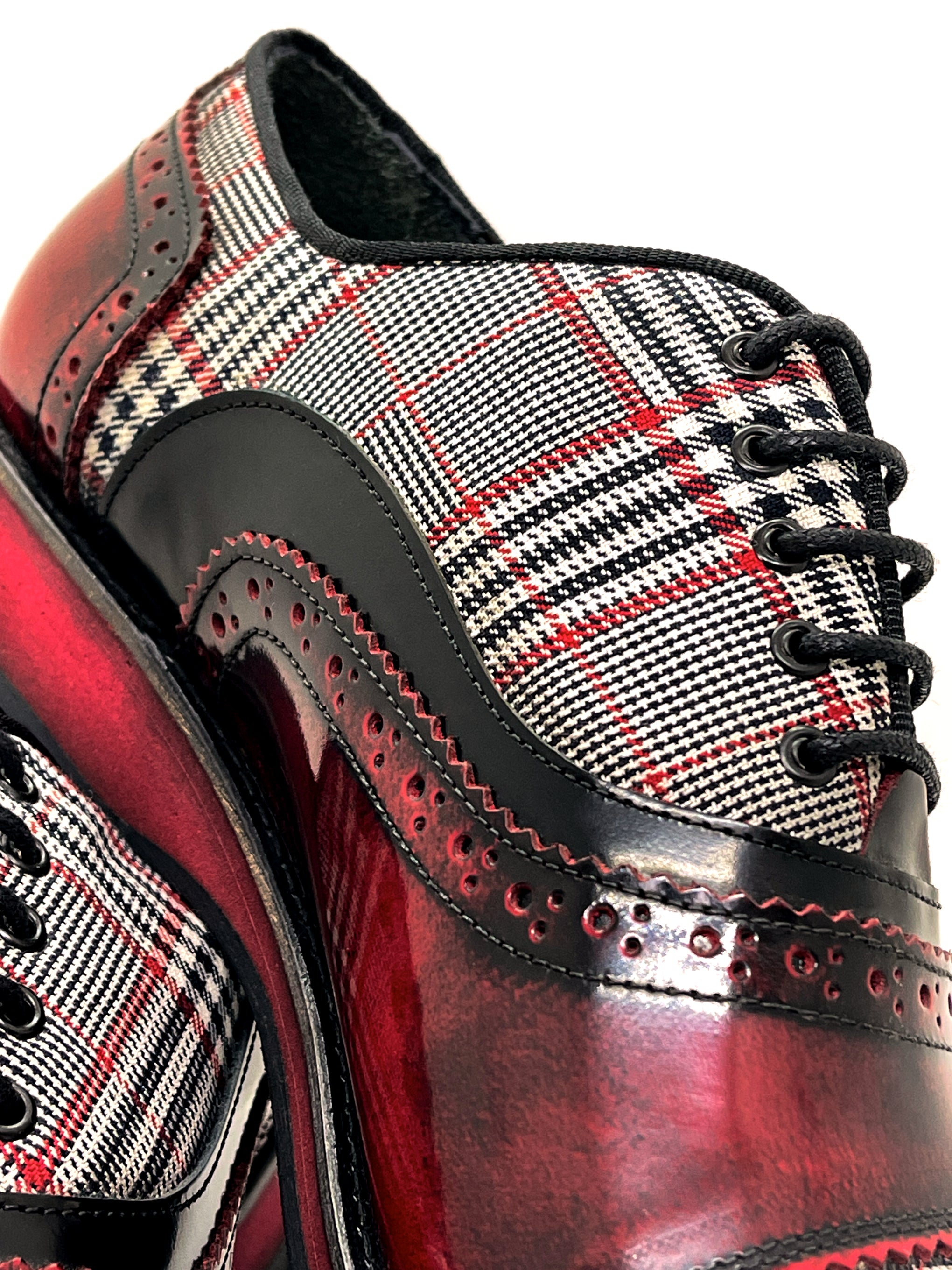 Handgemachter Herrenschuh, Freizeitschuh im Budapester Style, Bohemian, Patchwork, schwarz-rot_kariert