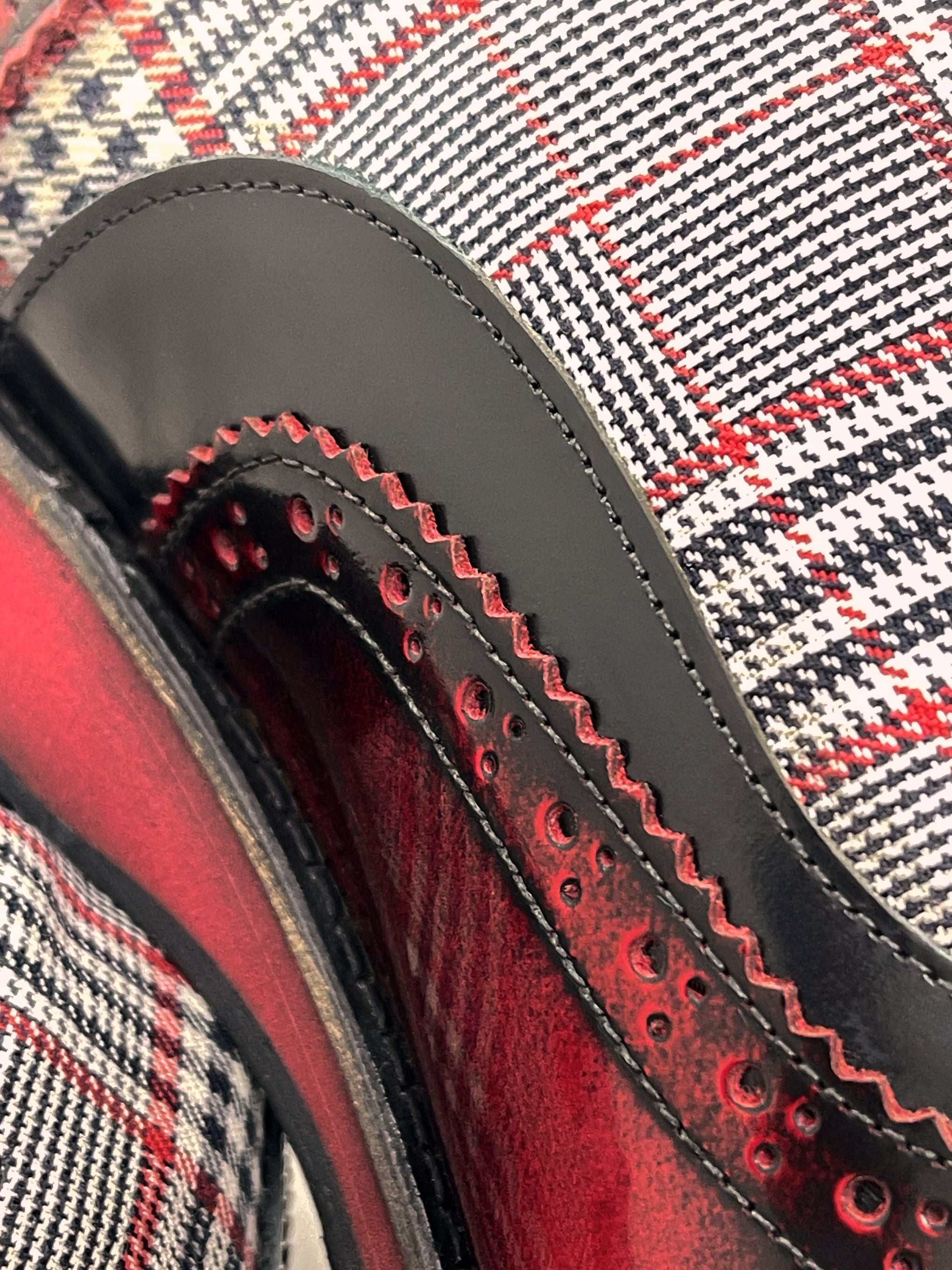 Handgemachter Herrenschuh, Freizeitschuh im Budapester Style, Bohemian, Patchwork, schwarz-rot_kariert