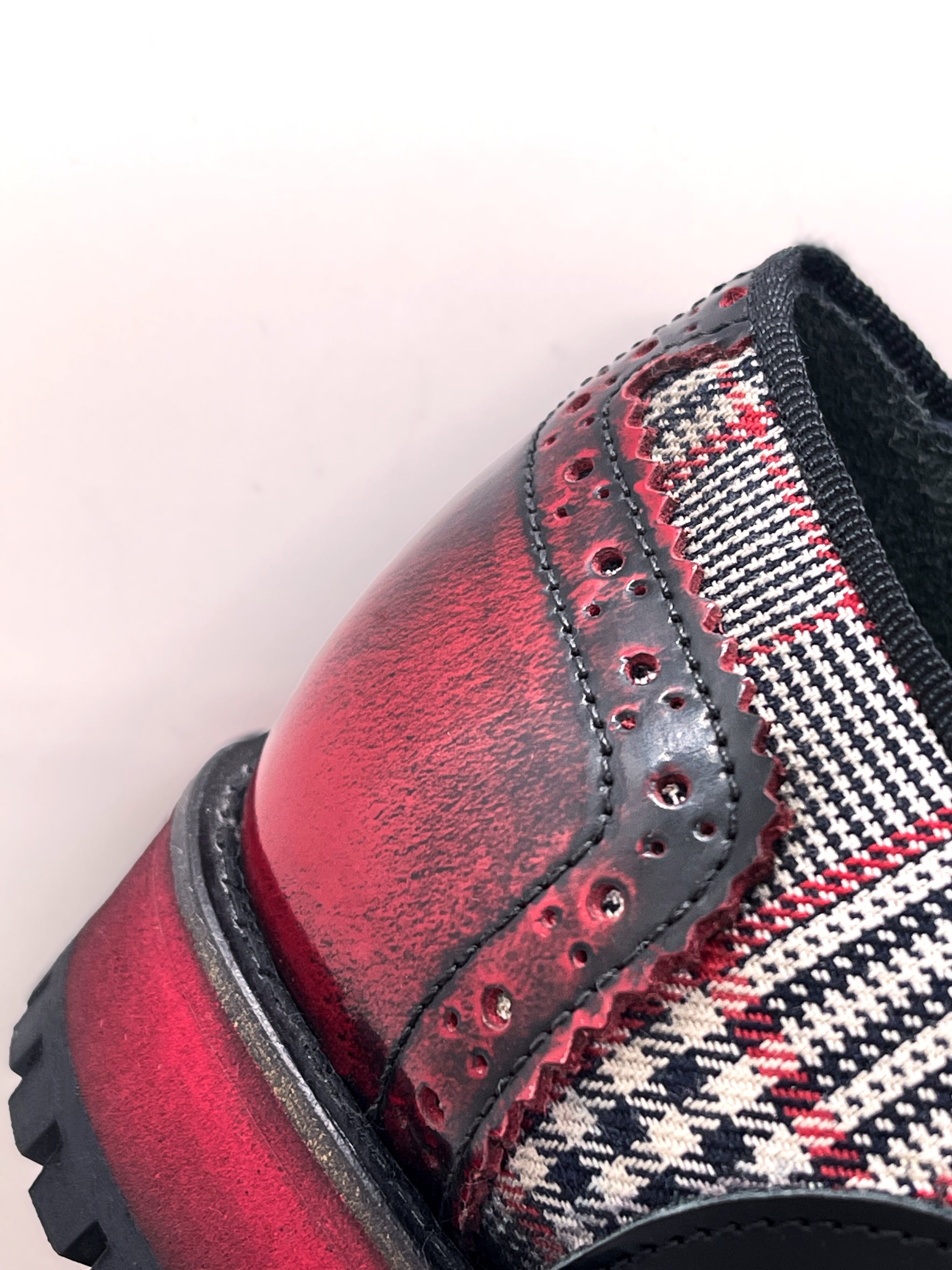 Handgemachter Herrenschuh, Freizeitschuh im Budapester Style, Bohemian, Patchwork, schwarz-rot_kariert