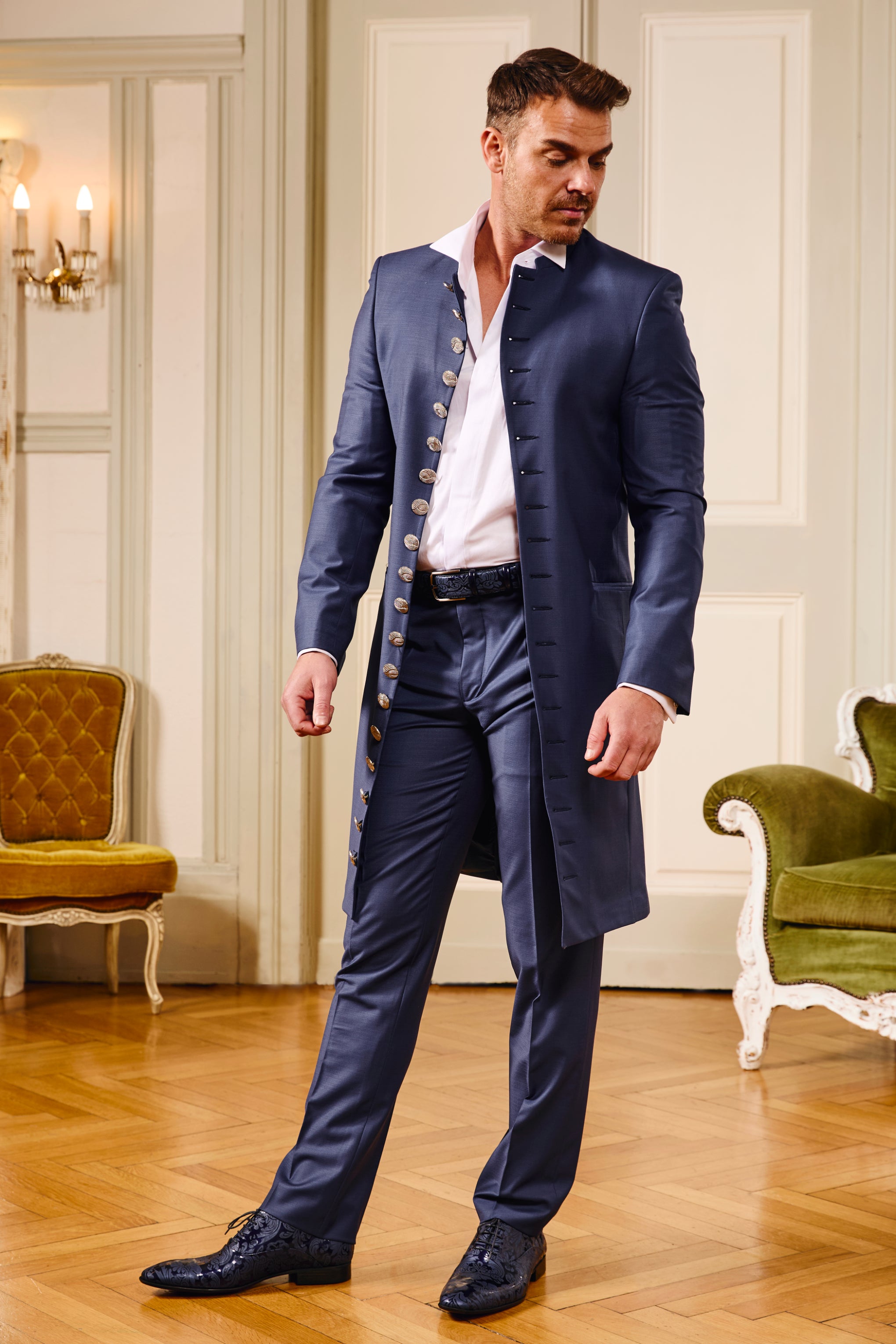 Handgefertigter Herrenschuh aus echtem Leder mit einer filigranen Lasergravur in Form von Paisley-Ornamenten und eleganten Lackdetails in Schwedenblau