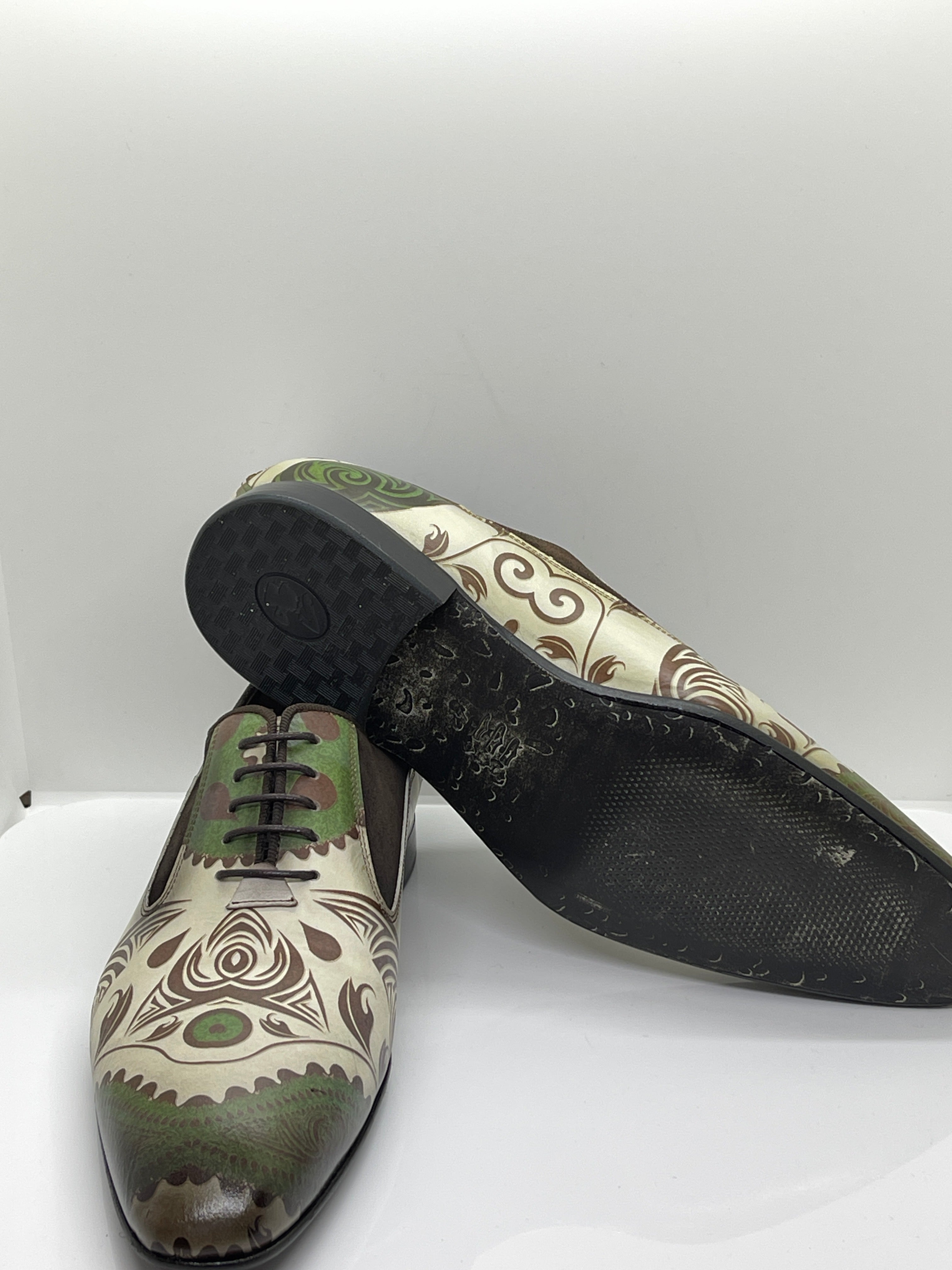 Handgemachter Herrenschuh mit pittoresken handgemalten Ornamenten, braun-grün-beige