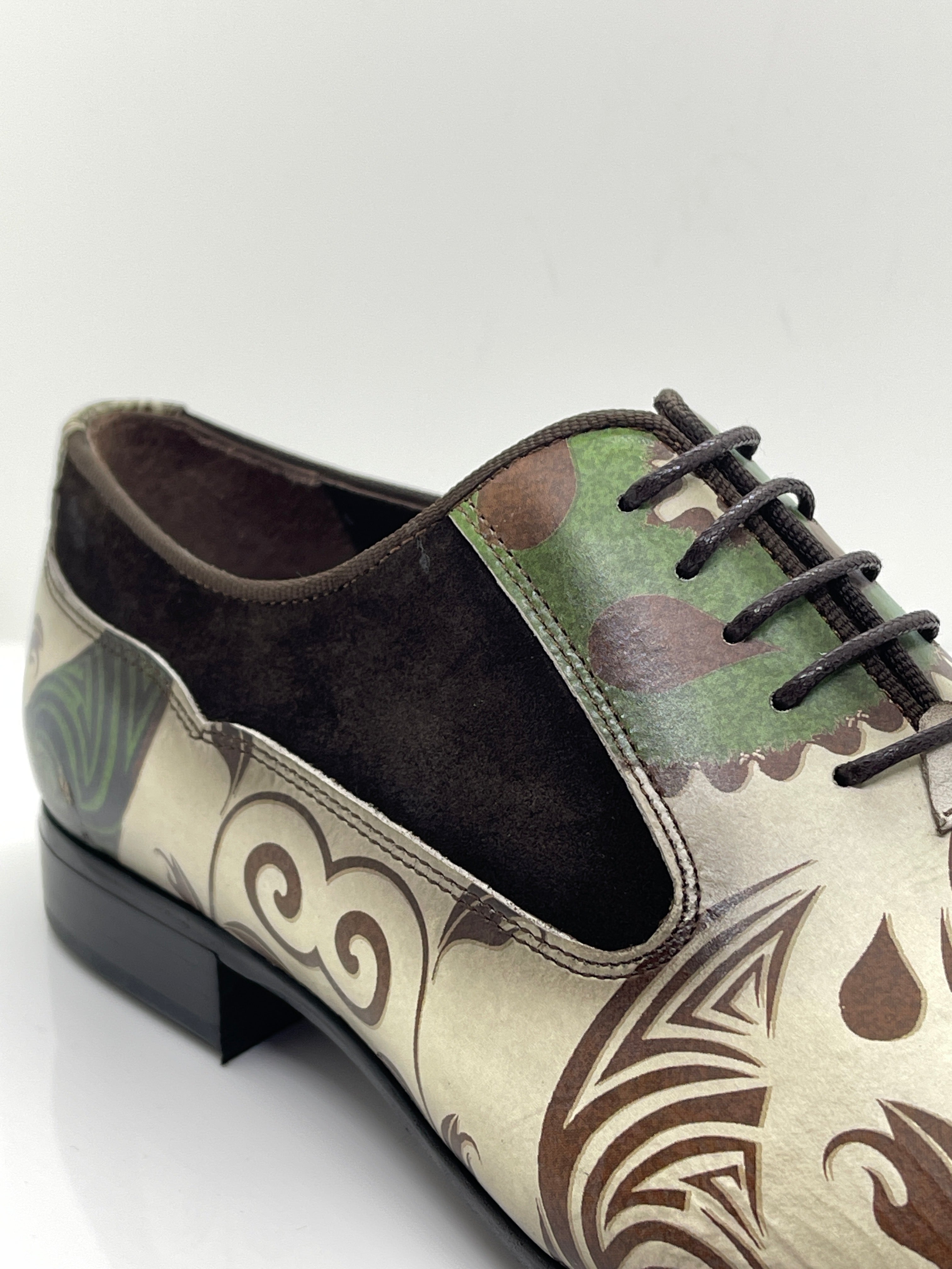 Handgemachter Herrenschuh mit pittoresken handgemalten Ornamenten, braun-grün-beige
