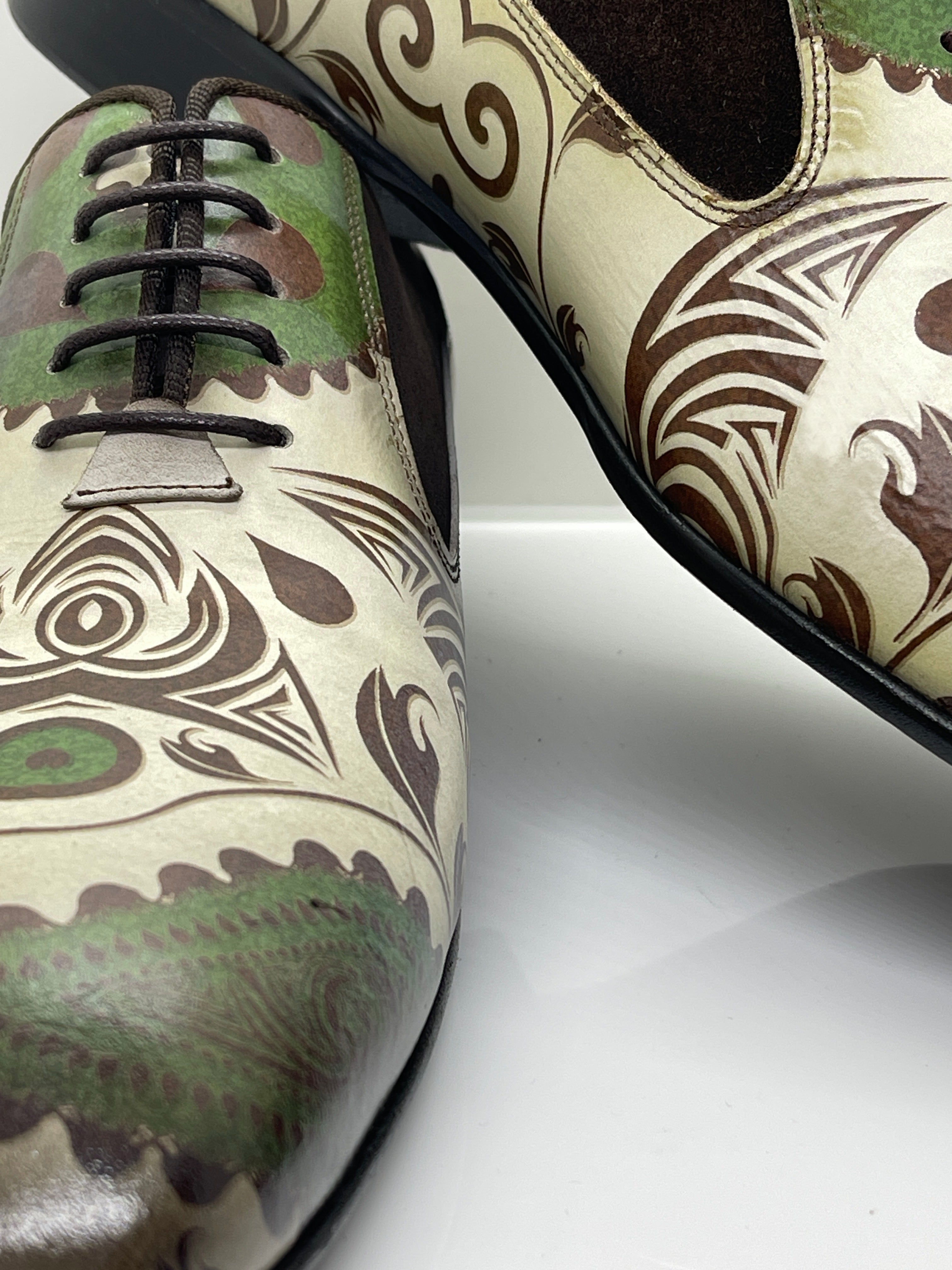 Handgemachter Herrenschuh mit pittoresken handgemalten Ornamenten, braun-grün-beige