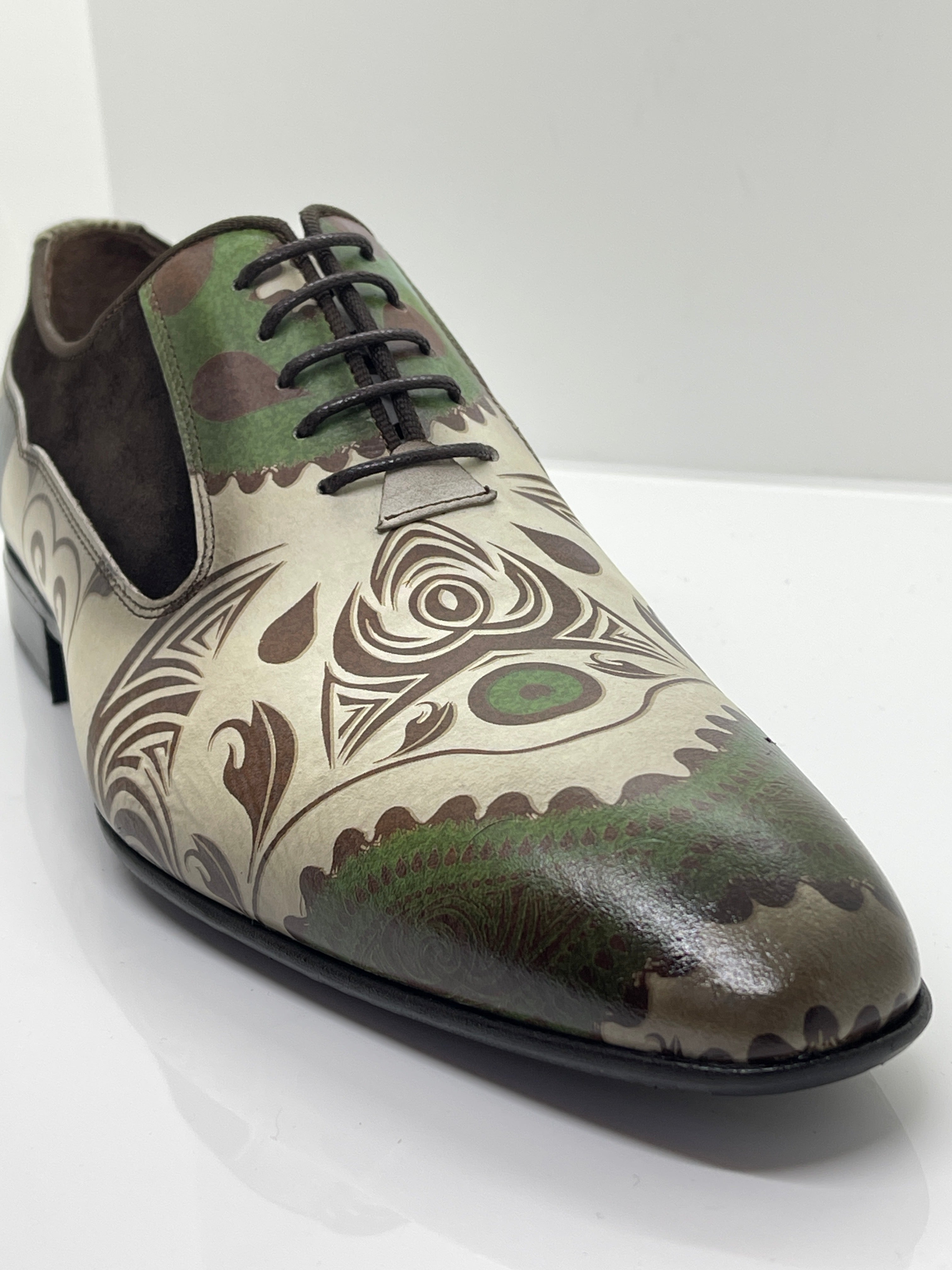 Handgemachter Herrenschuh mit pittoresken handgemalten Ornamenten, braun-grün-beige