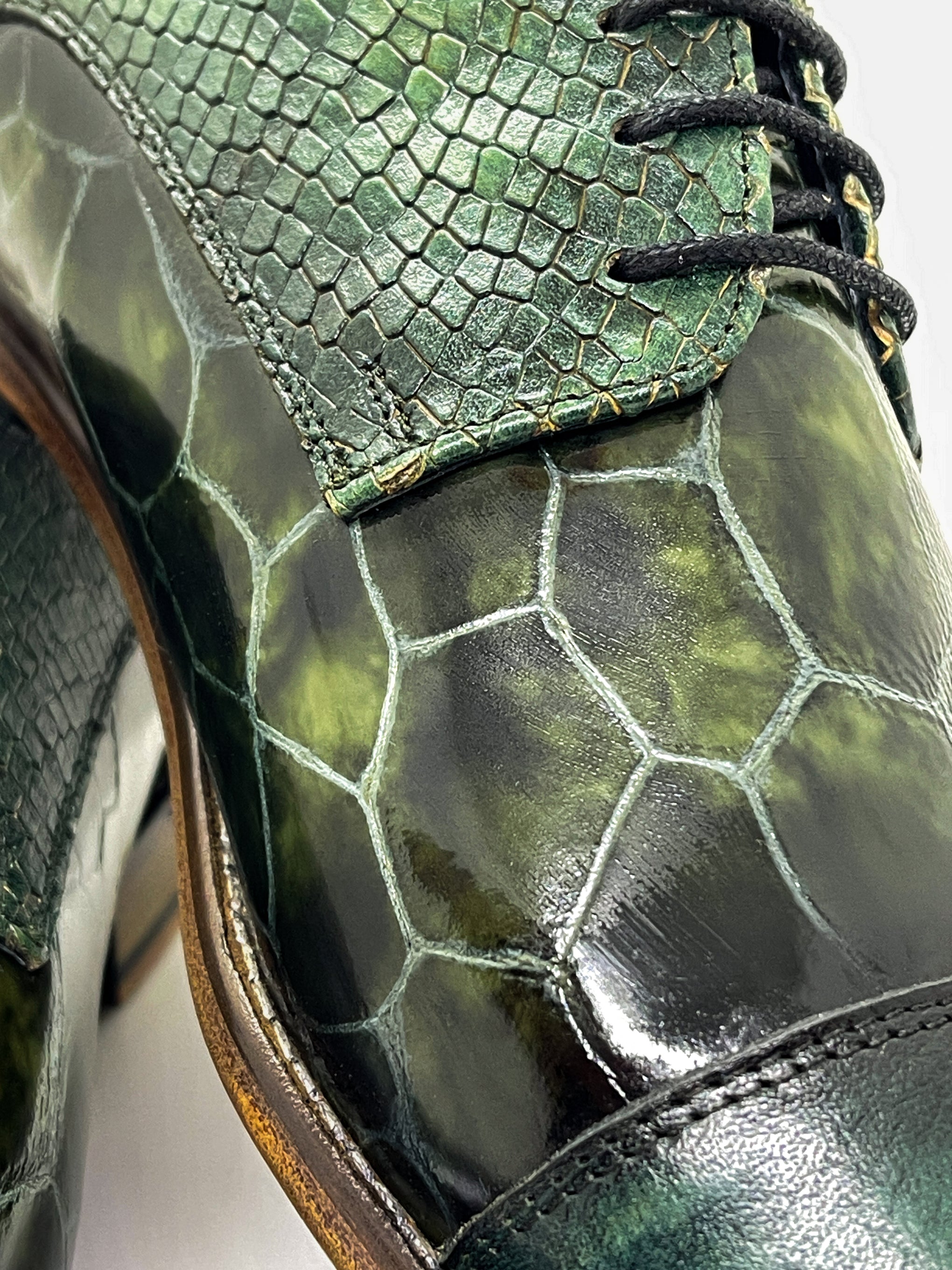 Handgemachter Herrenschuh, Freizeitschuh im Budapester Style, Bohemian, Patchwork, Dunkelgrün, Grün