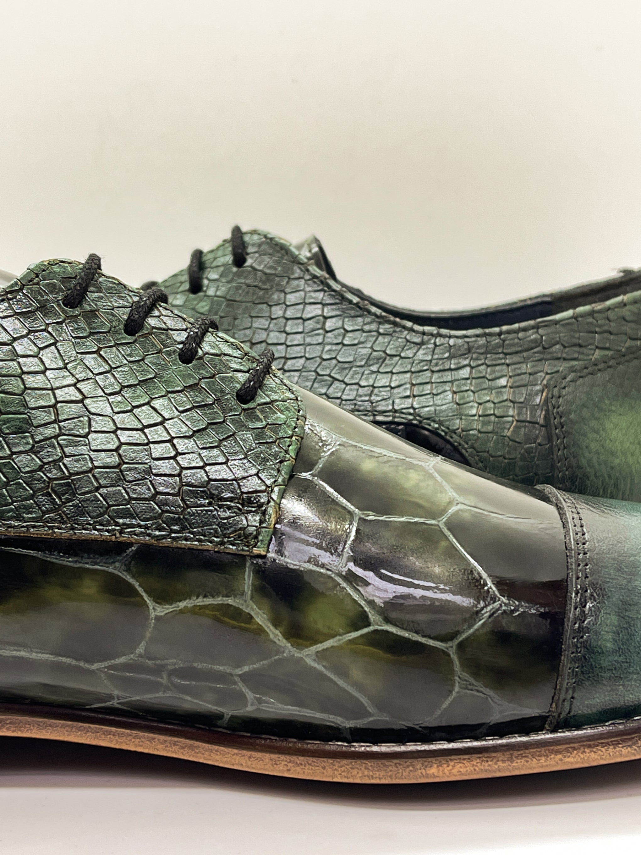 Handgemachter Herrenschuh, Freizeitschuh im Budapester Style, Bohemian, Patchwork, Dunkelgrün, Grün