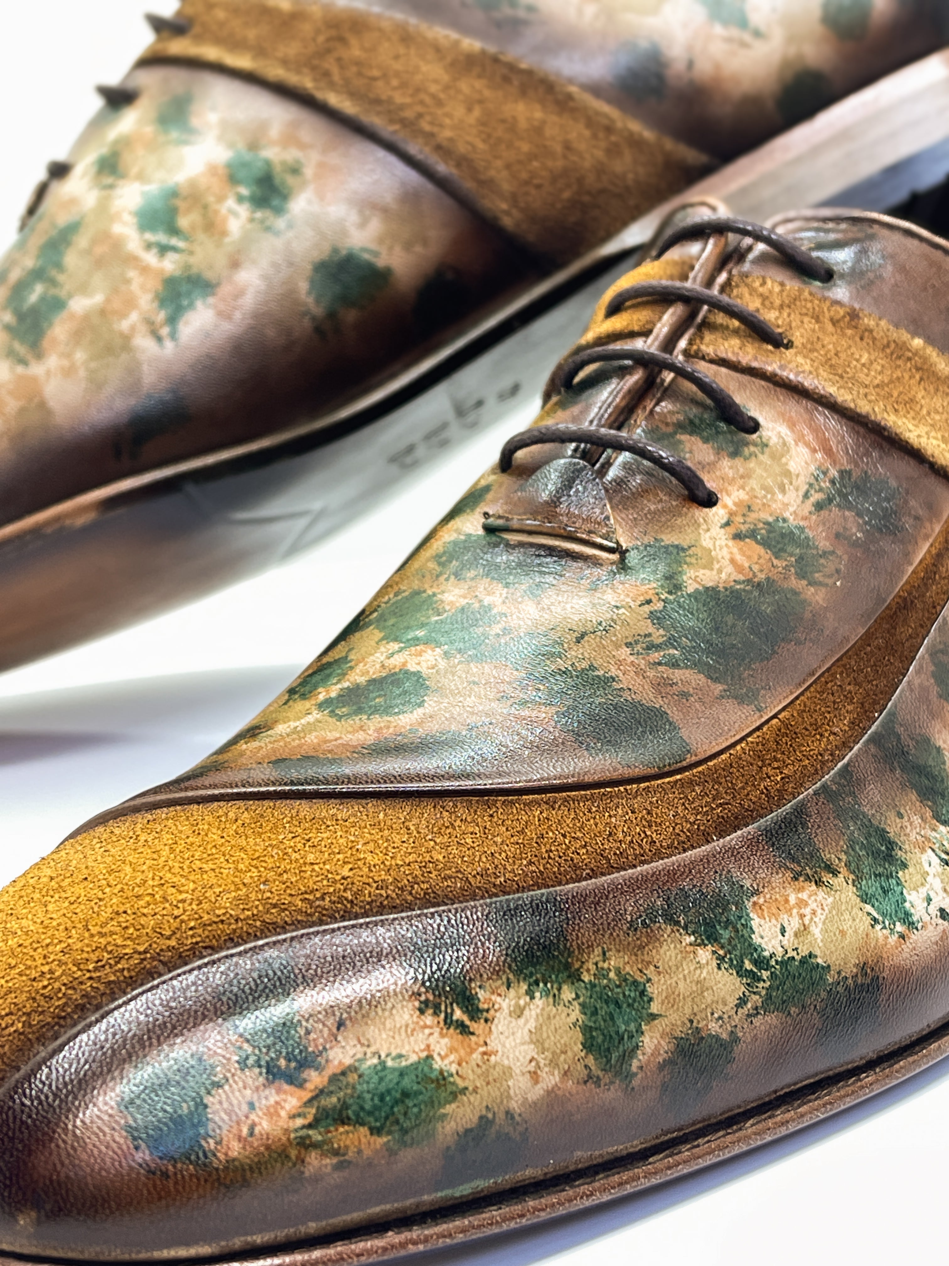 Handgemachter Herrenschuh, handgetupft, bunt, Braun,Grün, Patchwork mit Veloursleder, extravagant