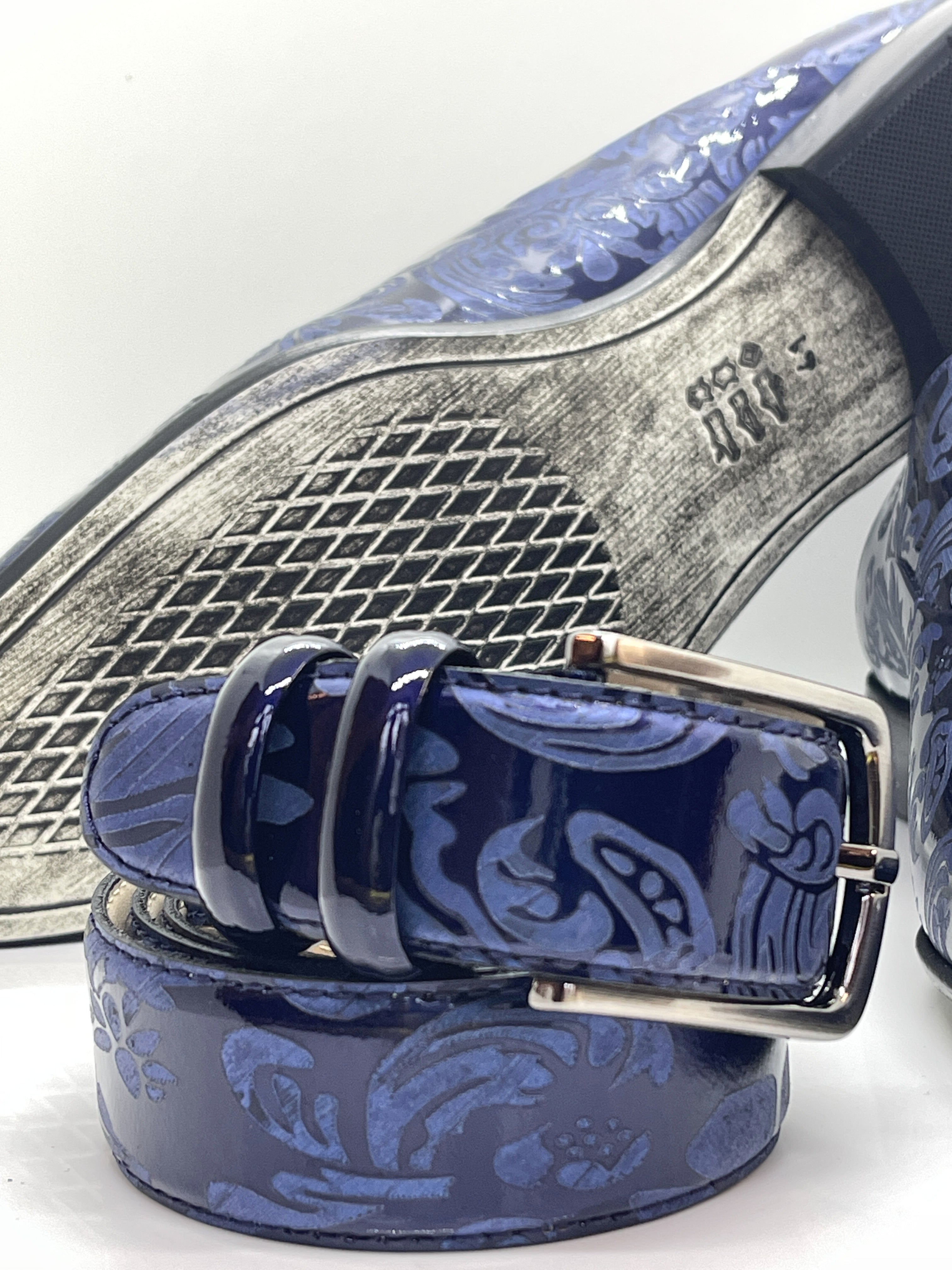 Indigoblauer Echtledergürtel mit gelaserten Ornamenten – Handgefertigter Designer-Gürtel für Herren