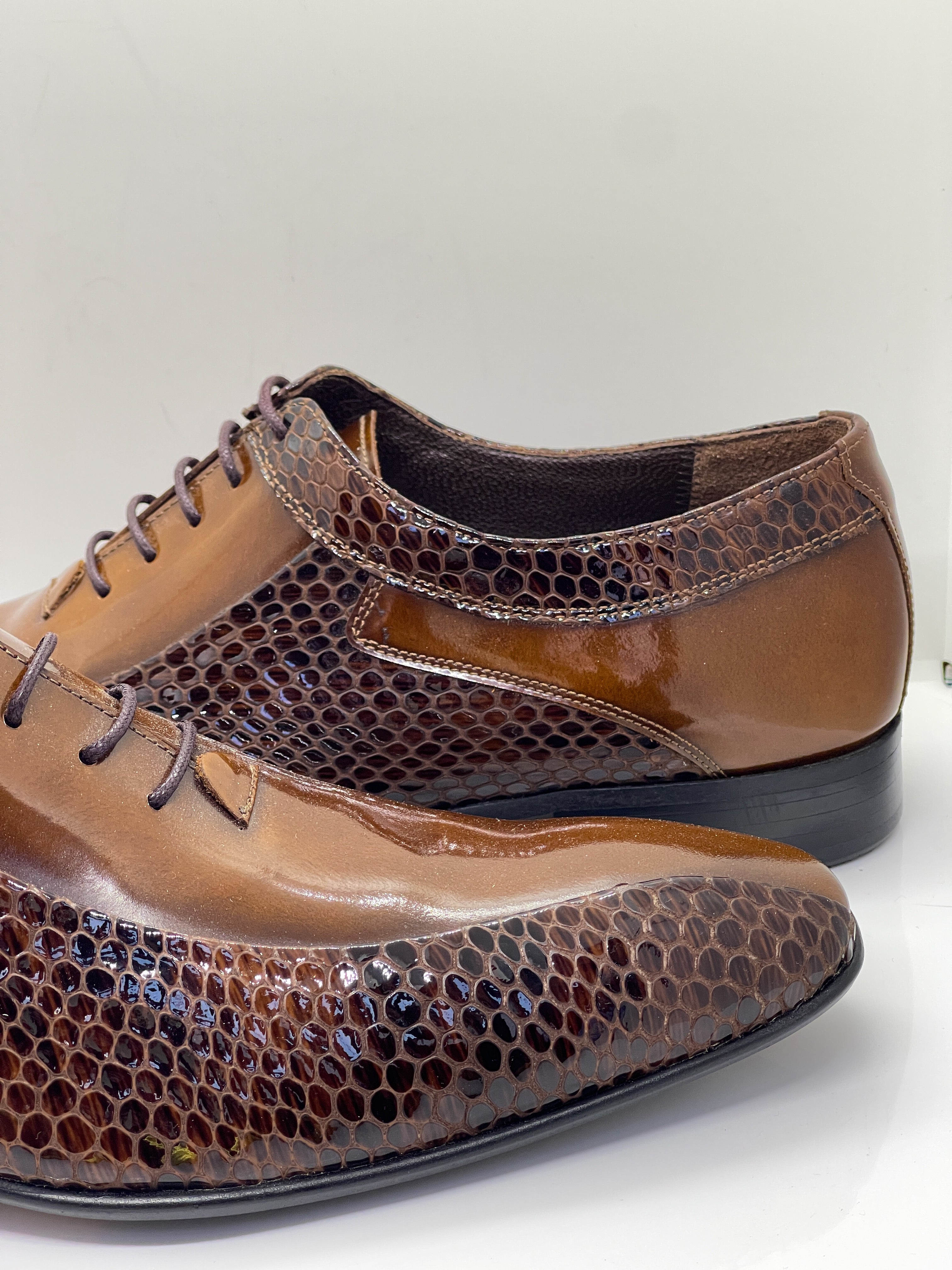 Handgemachter Herrenschuh, mit edler Krokoprägung, cognac-braun, Lack