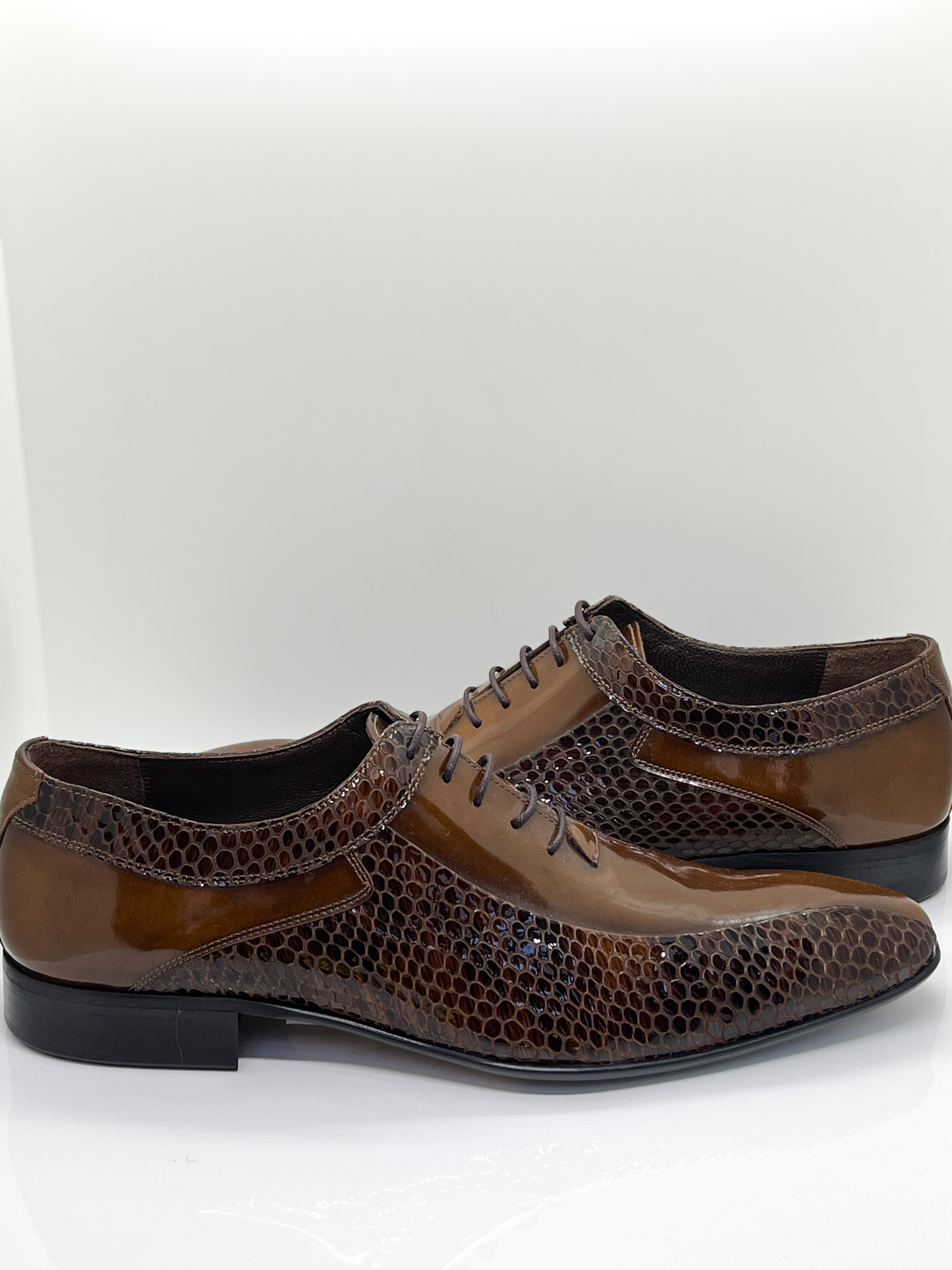 Handgemachter Herrenschuh, mit edler Krokoprägung, cognac-braun, Lack
