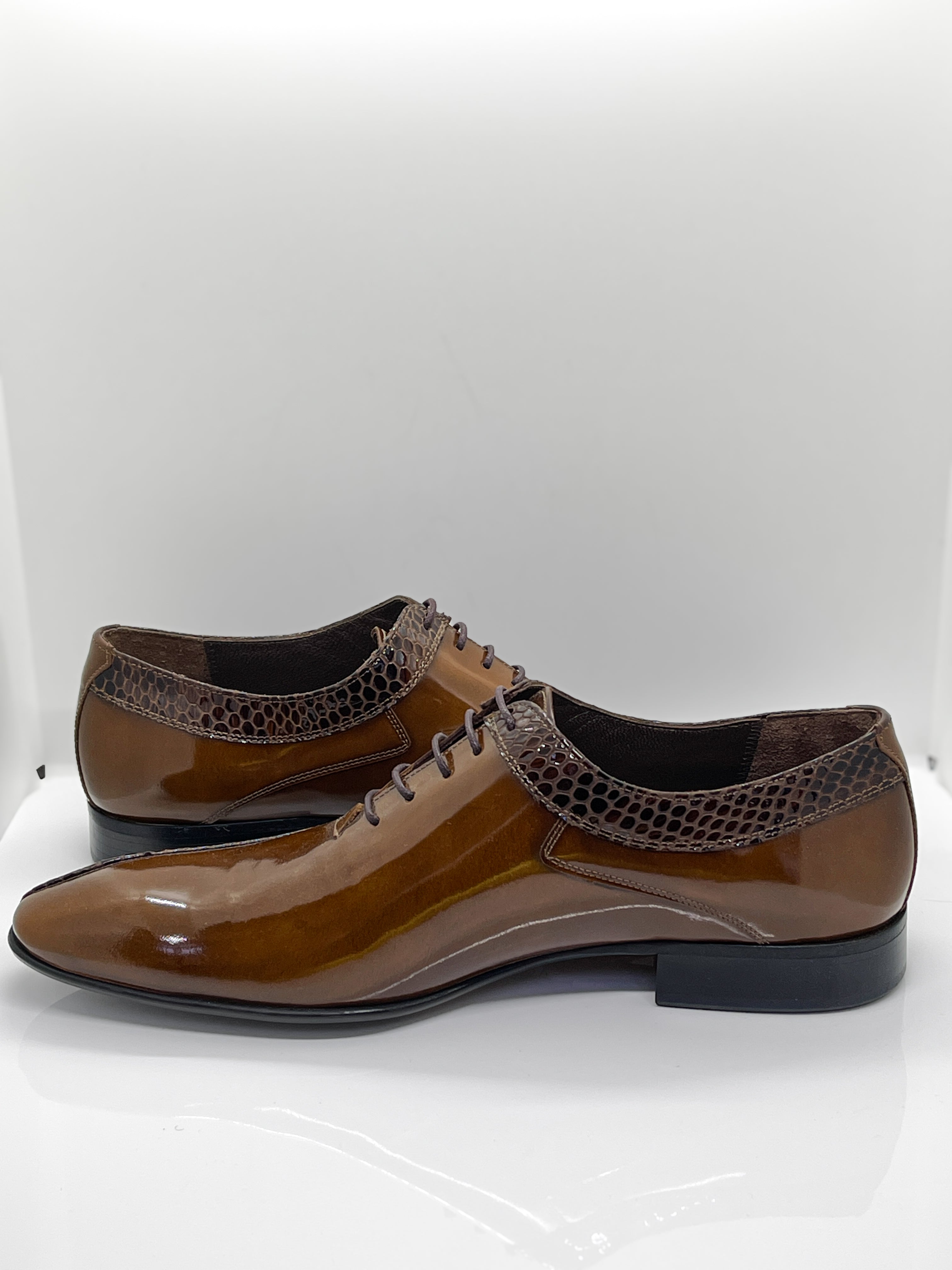 Handgemachter Herrenschuh, mit edler Krokoprägung, cognac-braun, Lack