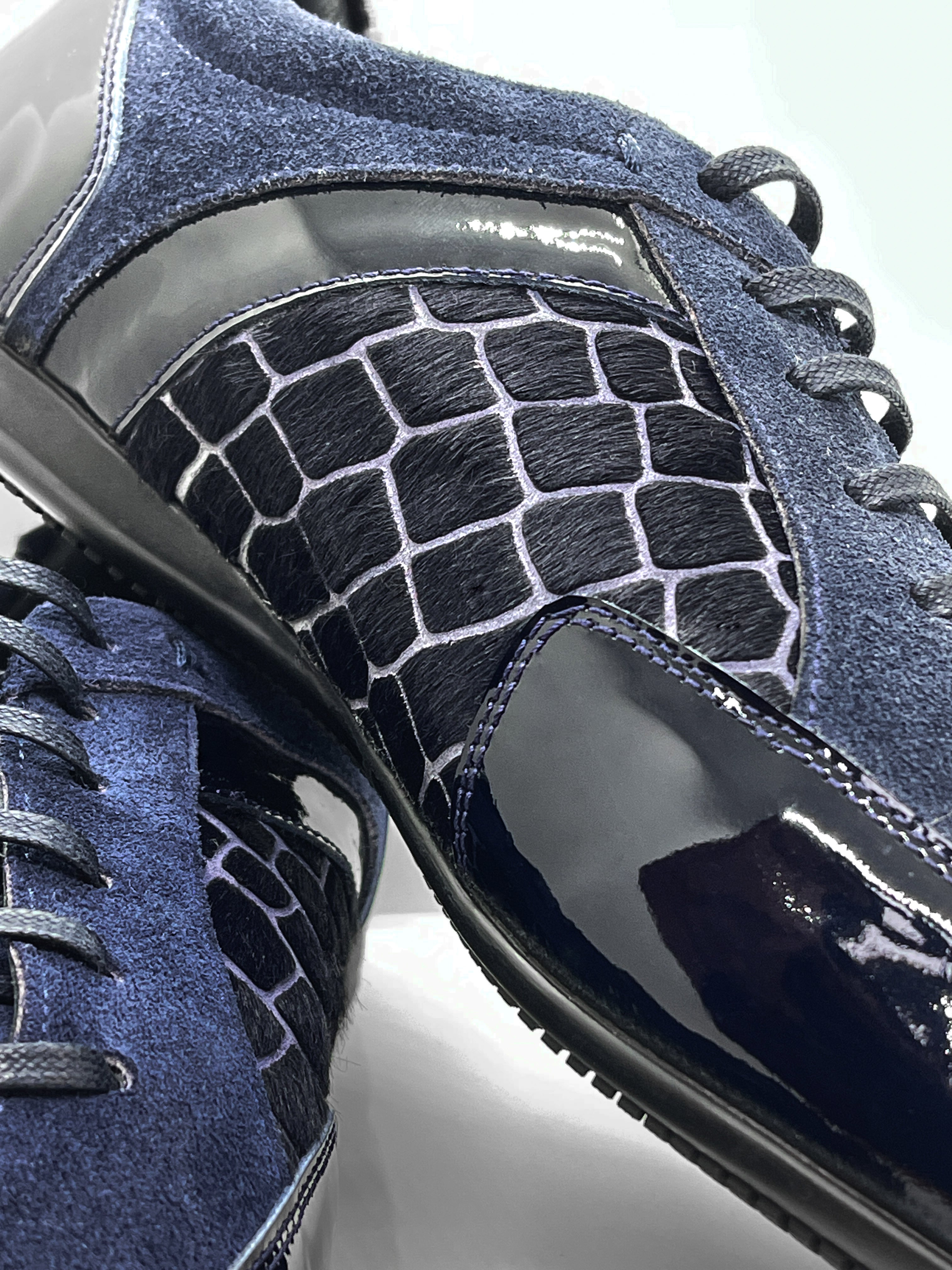 Handgemachter Herrenschuh mit Patchworkeinsatz, Freizeitschuh, Sneaker, blau, lack