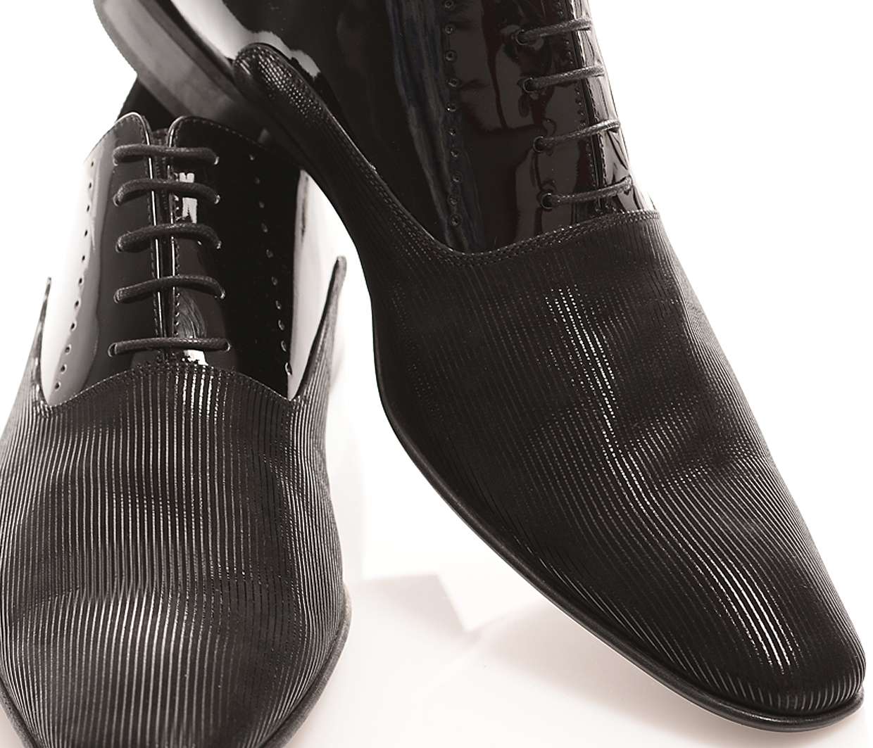 Handgemachter Herrenschuh, mit Laser Gravur, Schwarz, lack