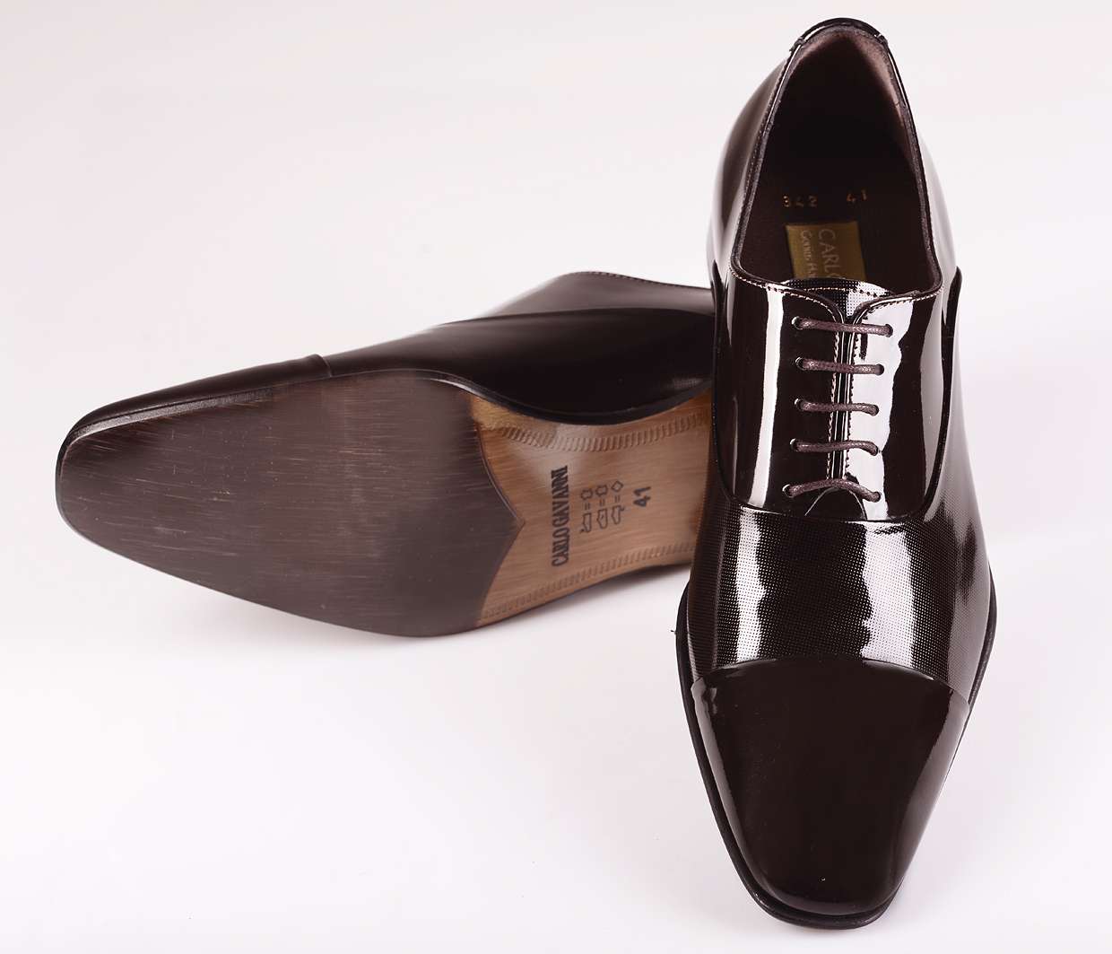 Handgemachter Herrenschuh, mit Punktprägung, dunkelbraun, Lack