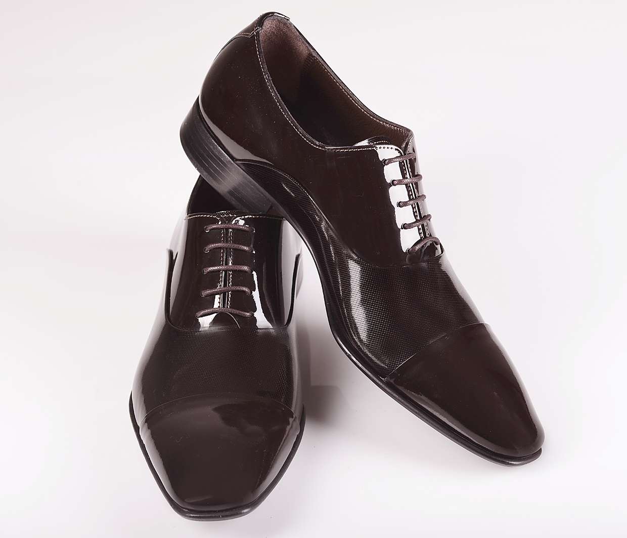 Handgemachter Herrenschuh, mit Punktprägung, dunkelbraun, Lack