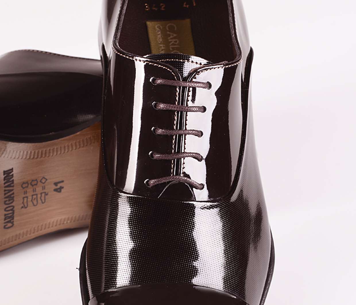 Handgemachter Herrenschuh, mit Punktprägung, dunkelbraun, Lack