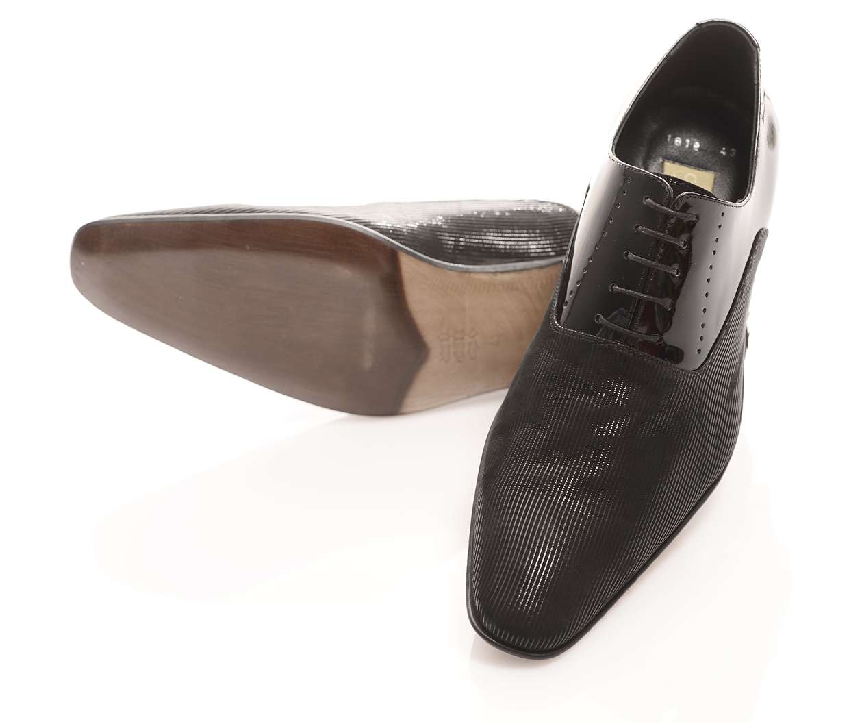 Handgemachter Herrenschuh, mit Laser Gravur, Schwarz, lack