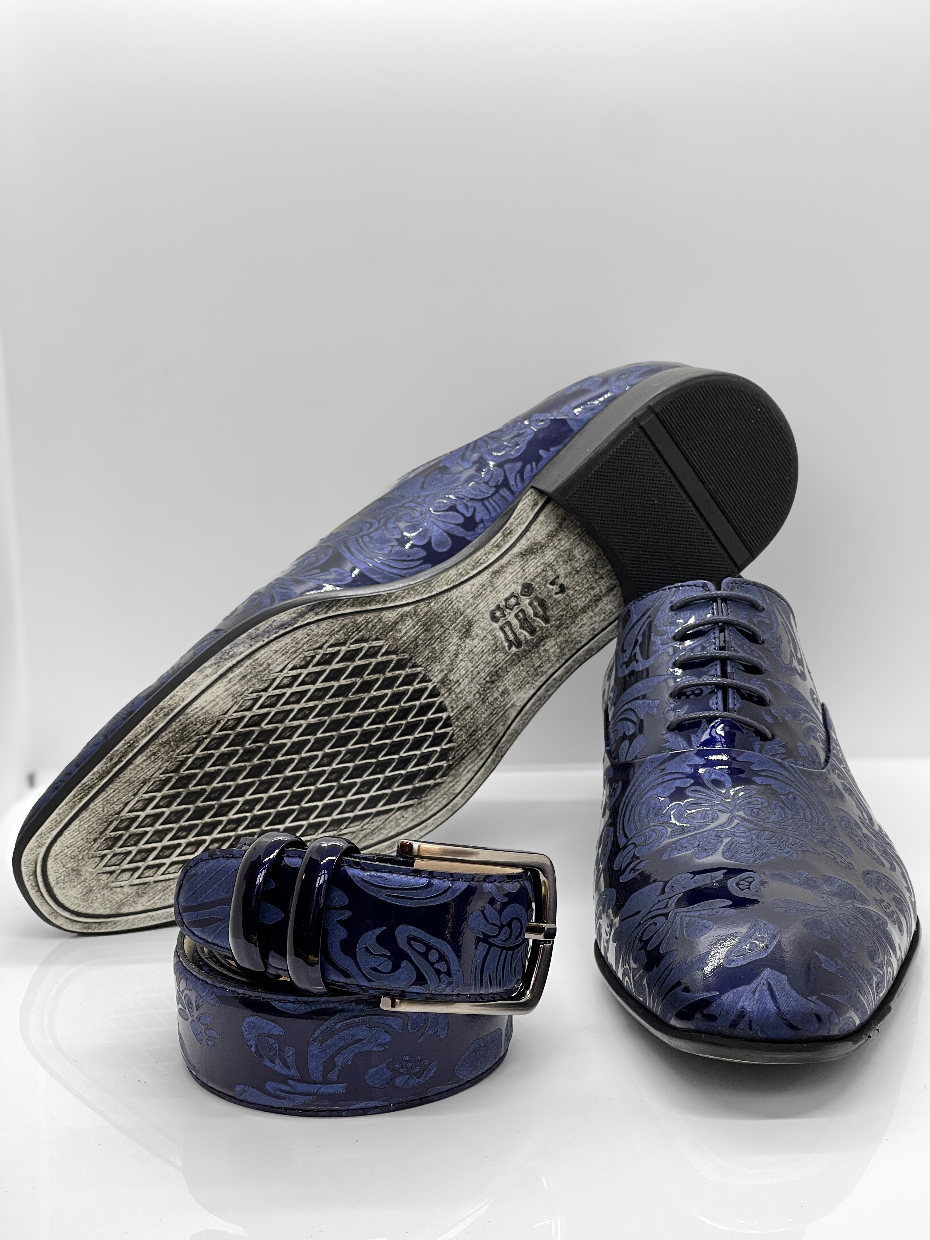 Handgefertigter Herrenschuh aus echtem Leder mit einer filigranen Lasergravur in Form von Paisley-Ornamenten und eleganten Lackdetails in Schwedenblau