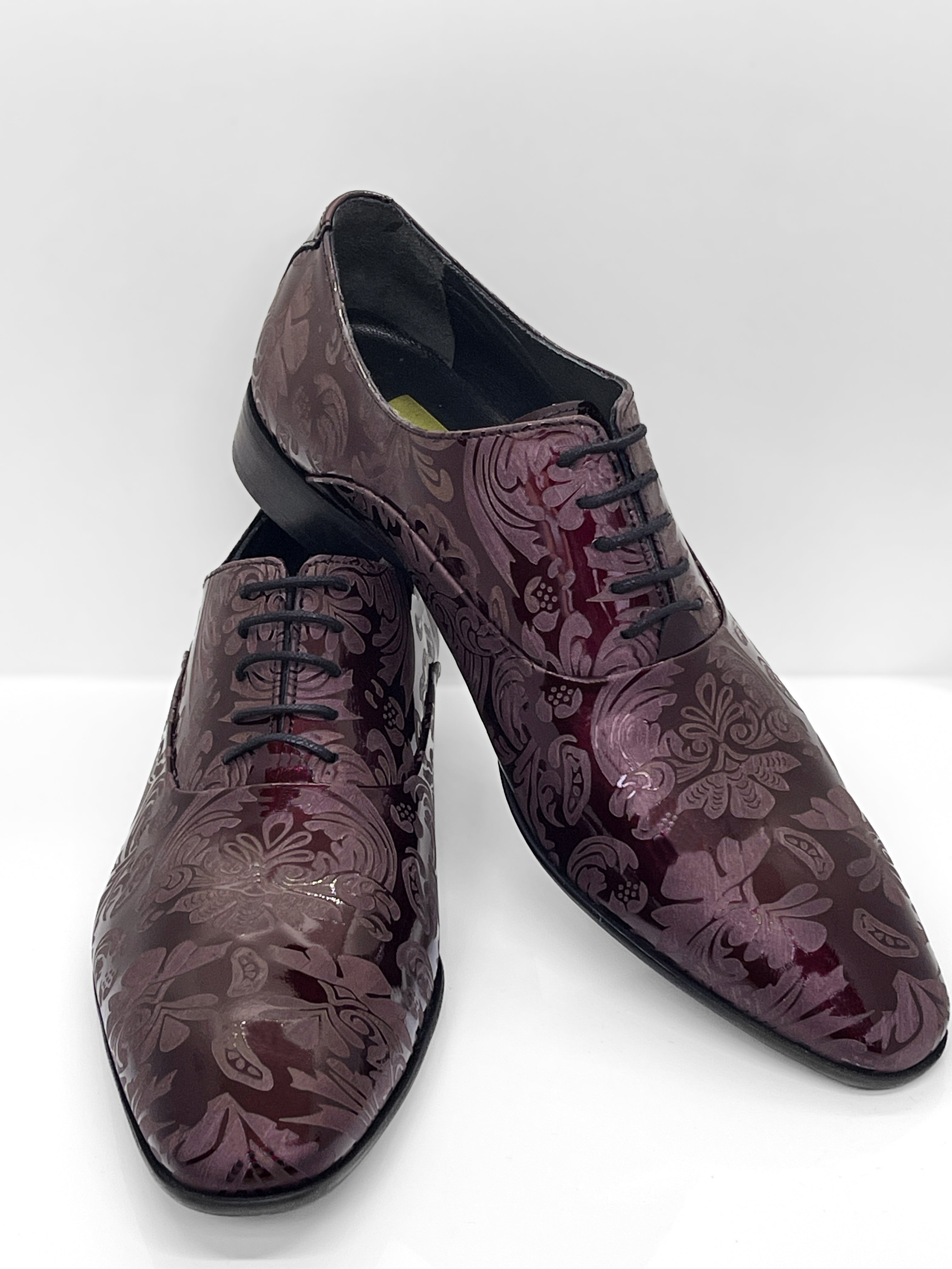 Handgefertigter Herrenschuh aus echtem Leder mit einer filigranen Lasergravur in Form von Paisley-Ornamenten und eleganten Lackleder in Bordeaux