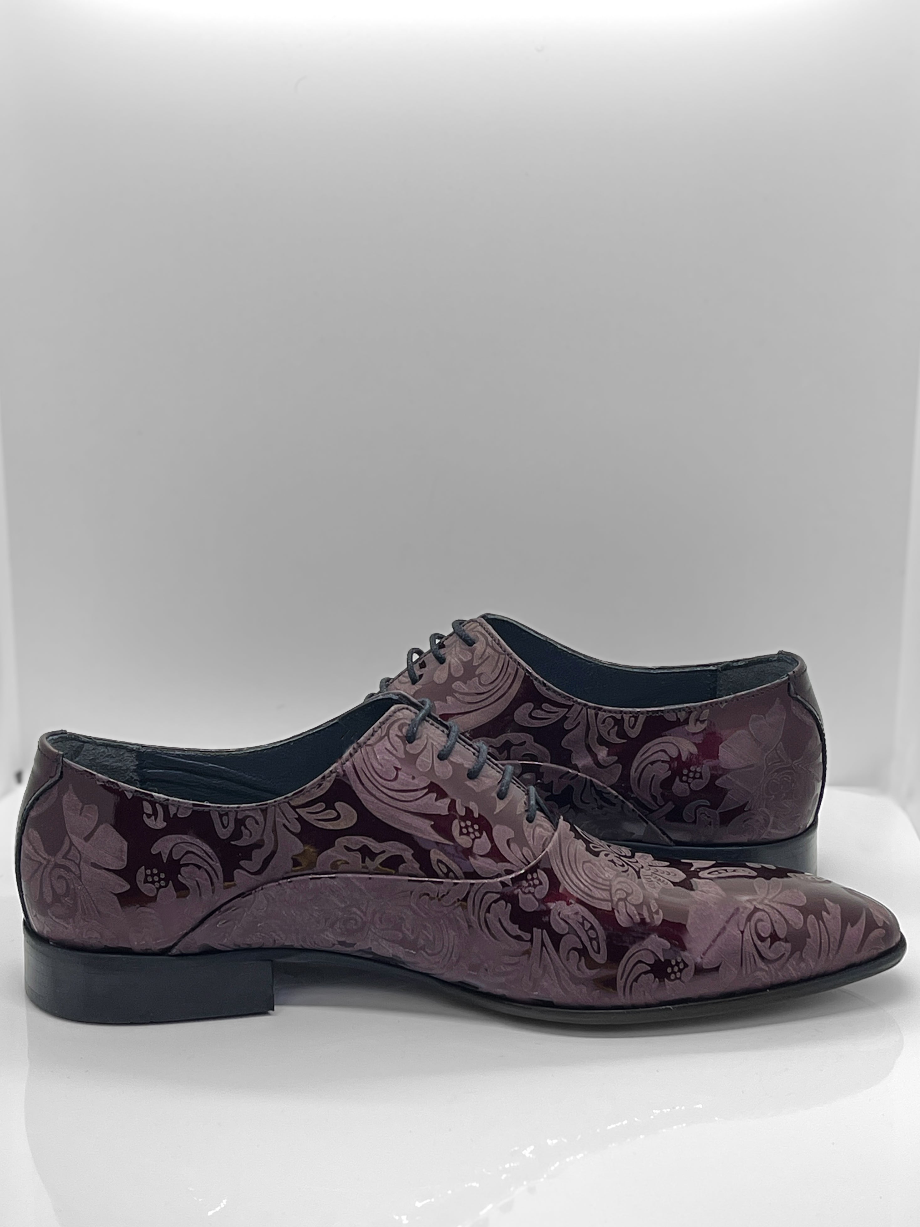 Handgefertigter Herrenschuh aus echtem Leder mit einer filigranen Lasergravur in Form von Paisley-Ornamenten und eleganten Lackleder in Bordeaux