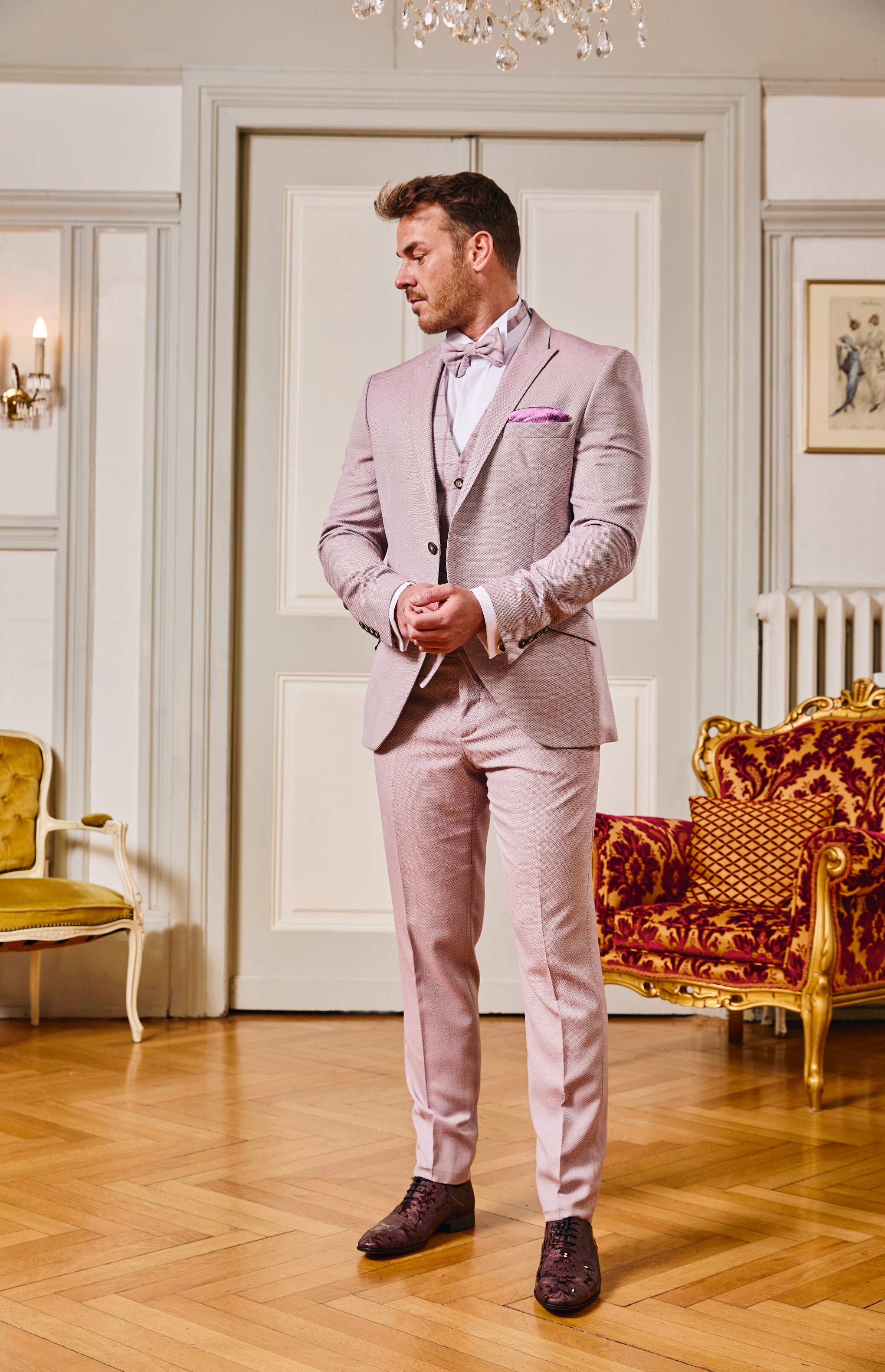 Handgefertigter Herrenschuh aus echtem Leder mit einer filigranen Lasergravur in Form von Paisley-Ornamenten und eleganten Lackleder in Bordeaux