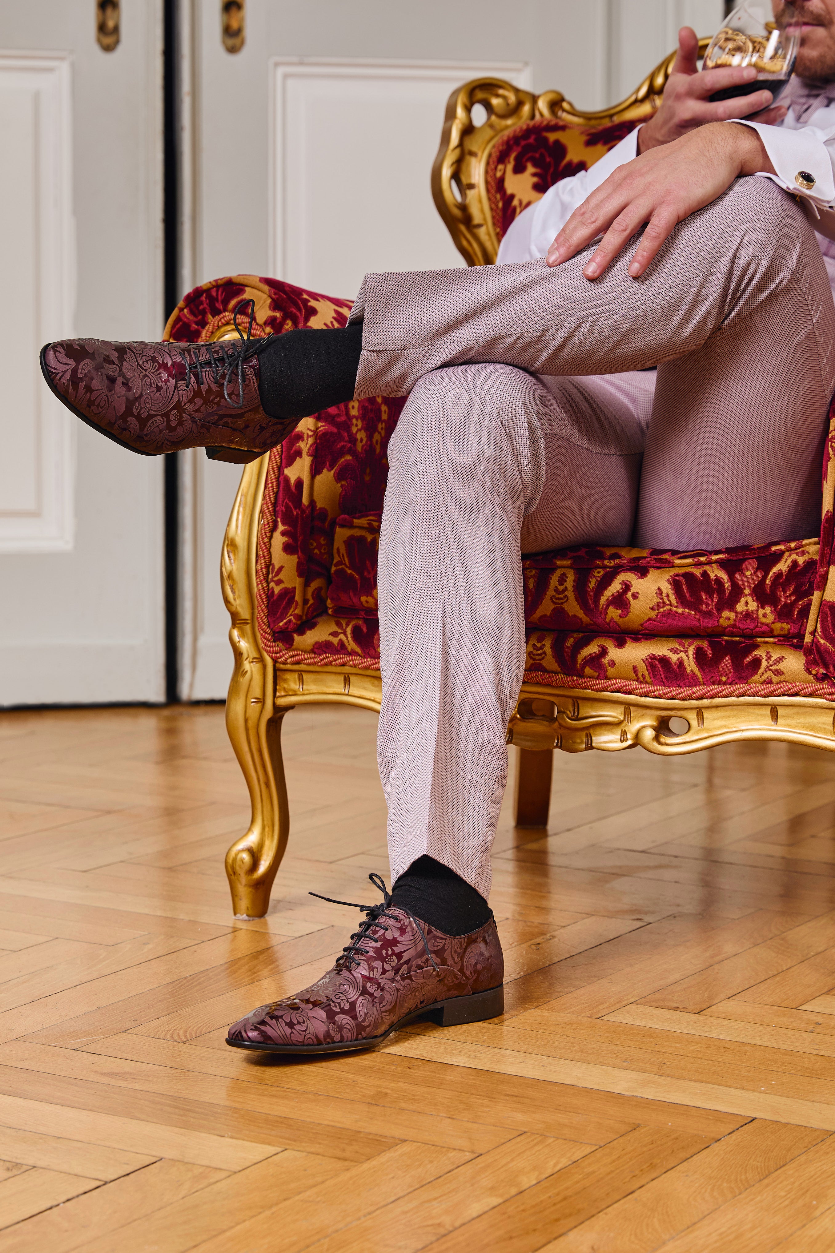 Handgefertigter Herrenschuh aus echtem Leder mit einer filigranen Lasergravur in Form von Paisley-Ornamenten und eleganten Lackleder in Bordeaux