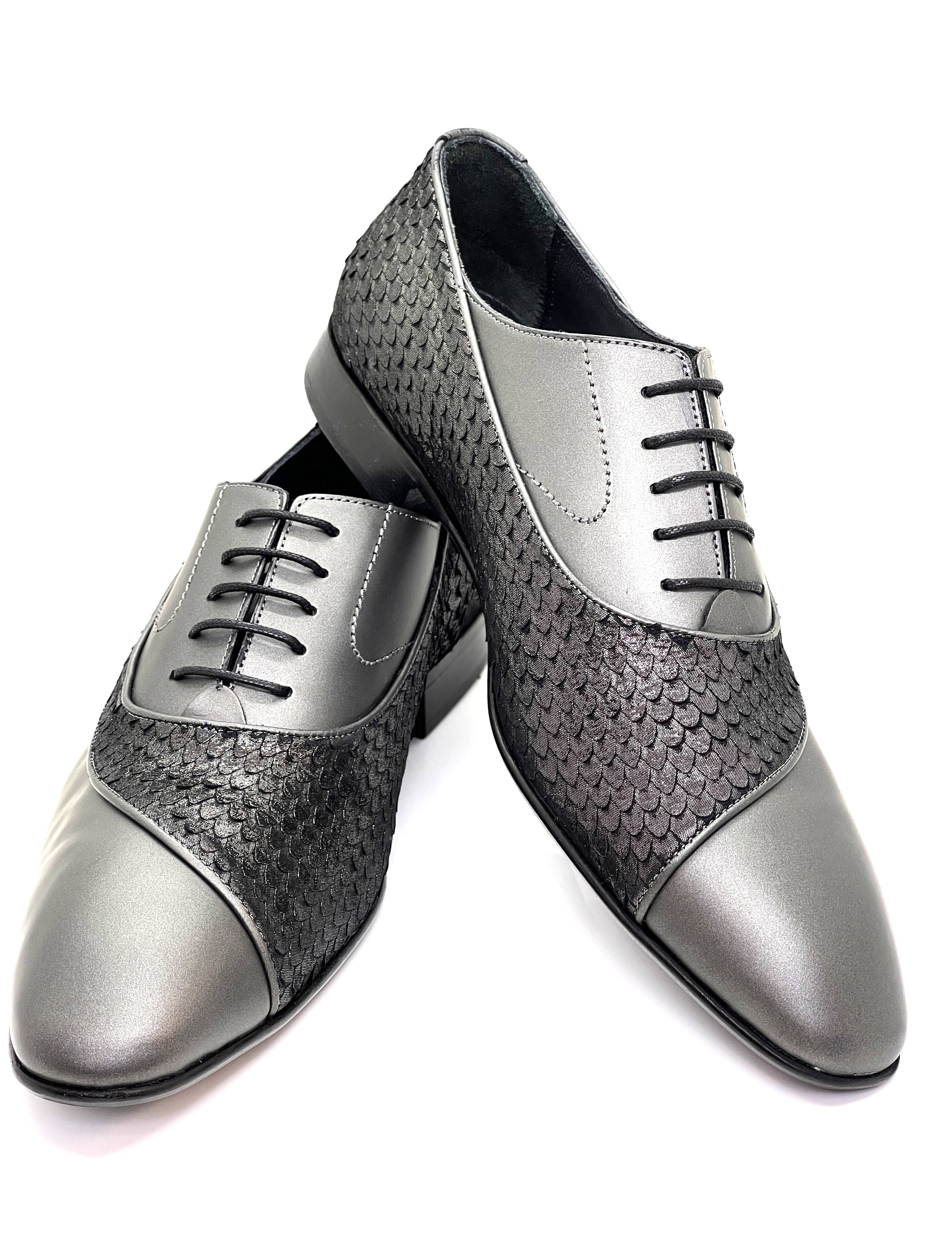 Handgemachter Herrenschuh mit Patchworkeinsatz, glänzende Phythonprägung, grau