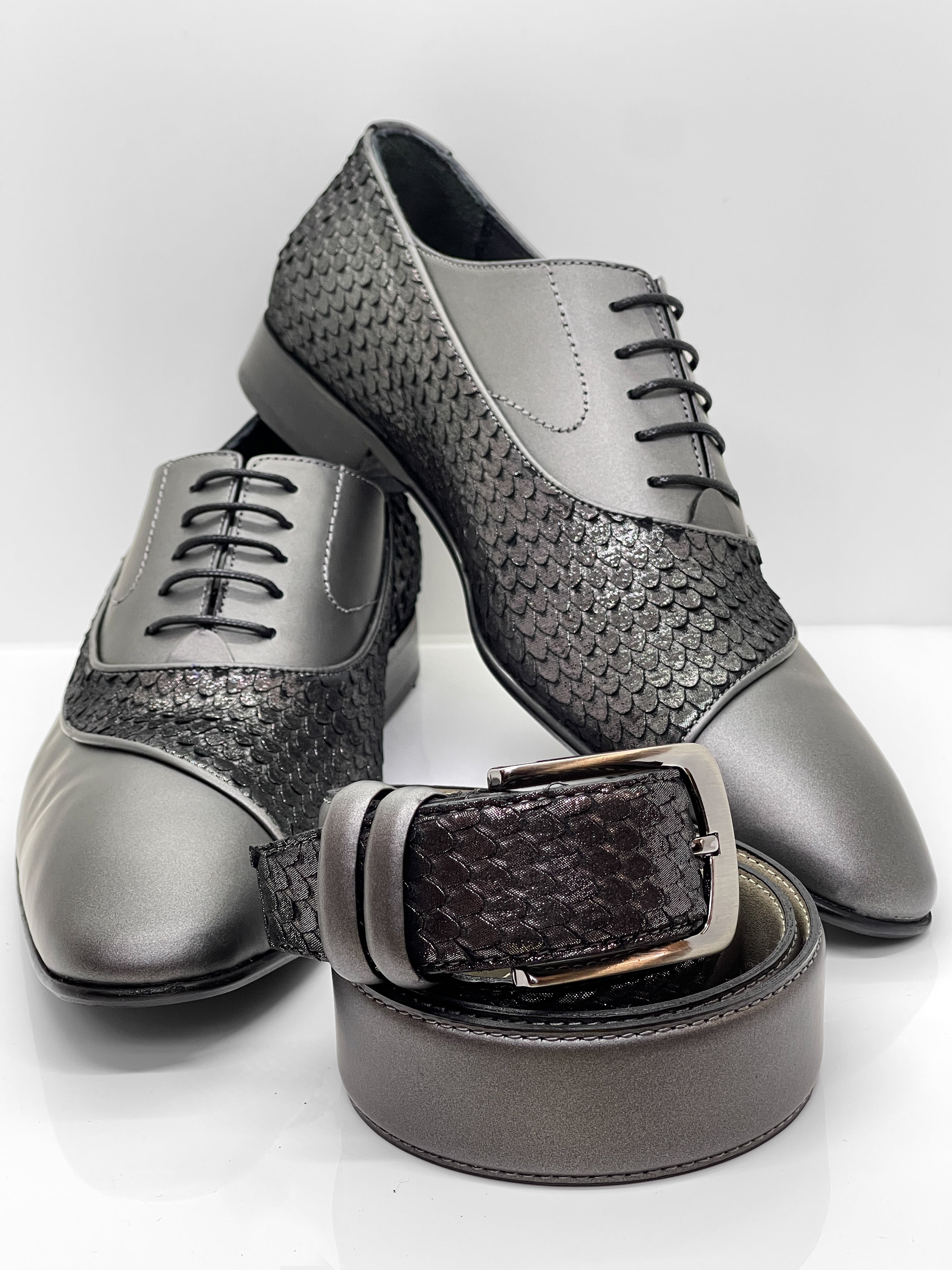 Handgemachter Herrenschuh mit Patchworkeinsatz, glänzende Phythonprägung, grau