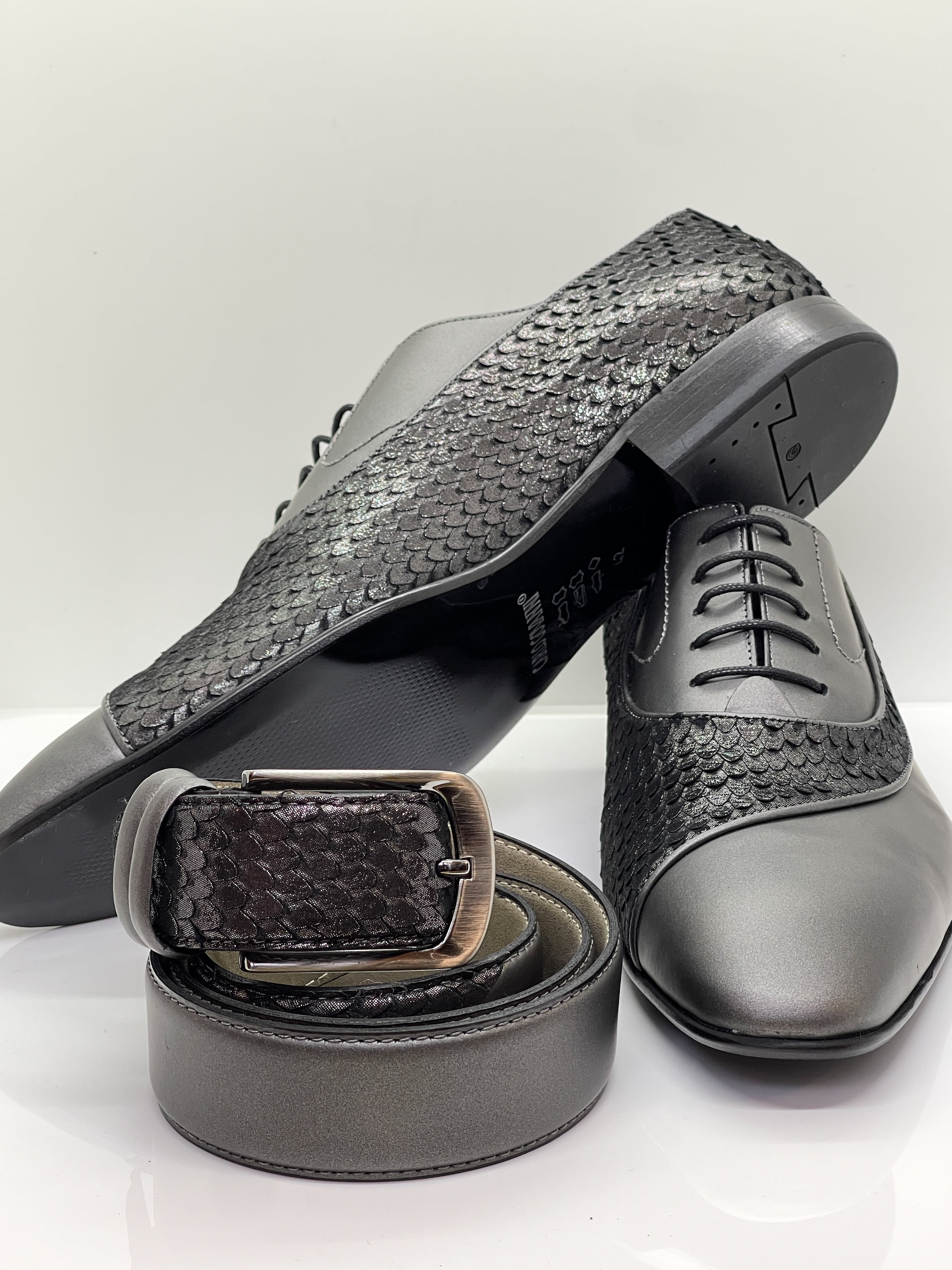 Handgemachter Herrenschuh mit Patchworkeinsatz, glänzende Phythonprägung, grau