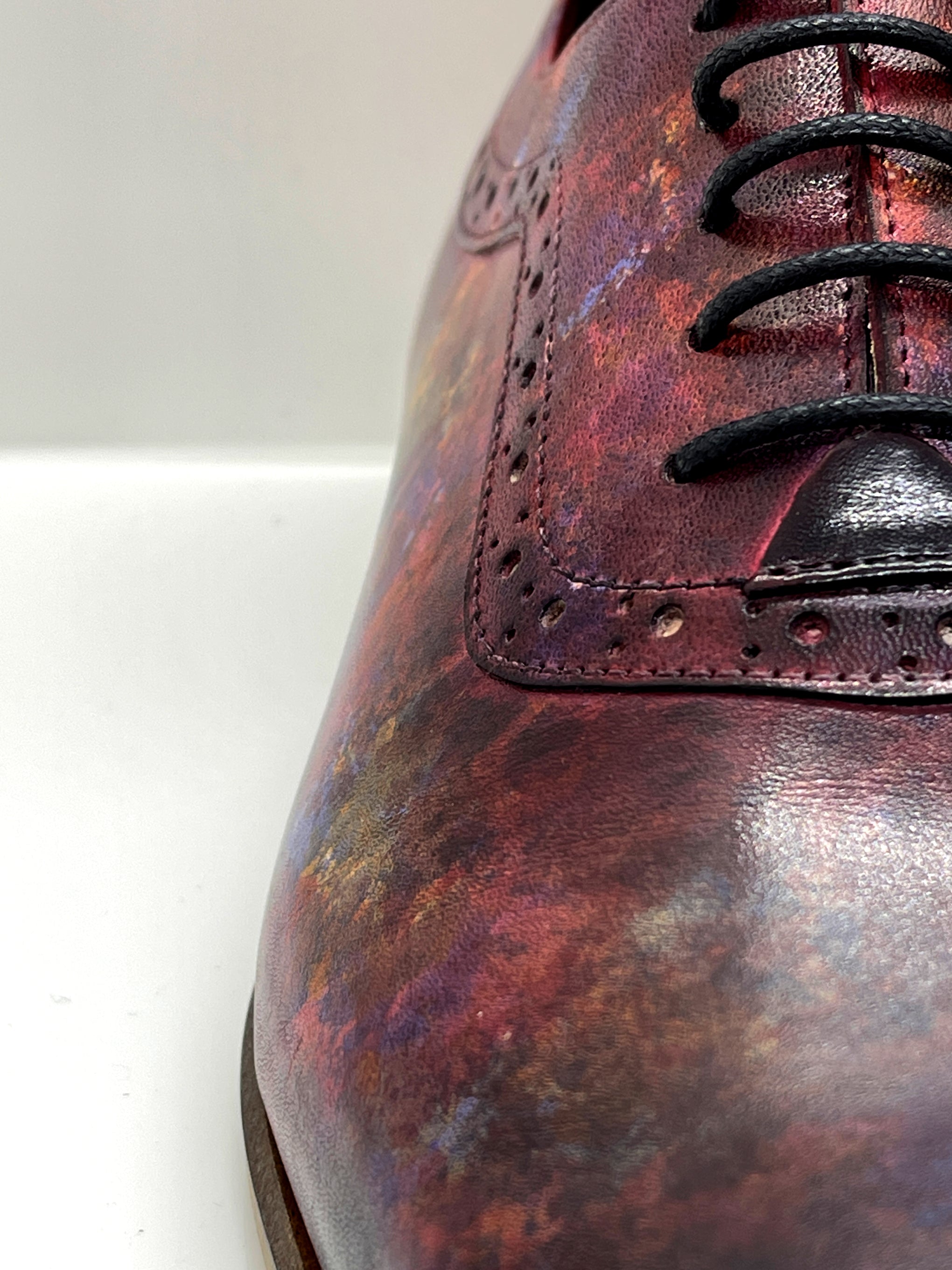 Handgemachter Herrenschuh, handgetupft, bunt, fuchsia, lila, blau, Rot